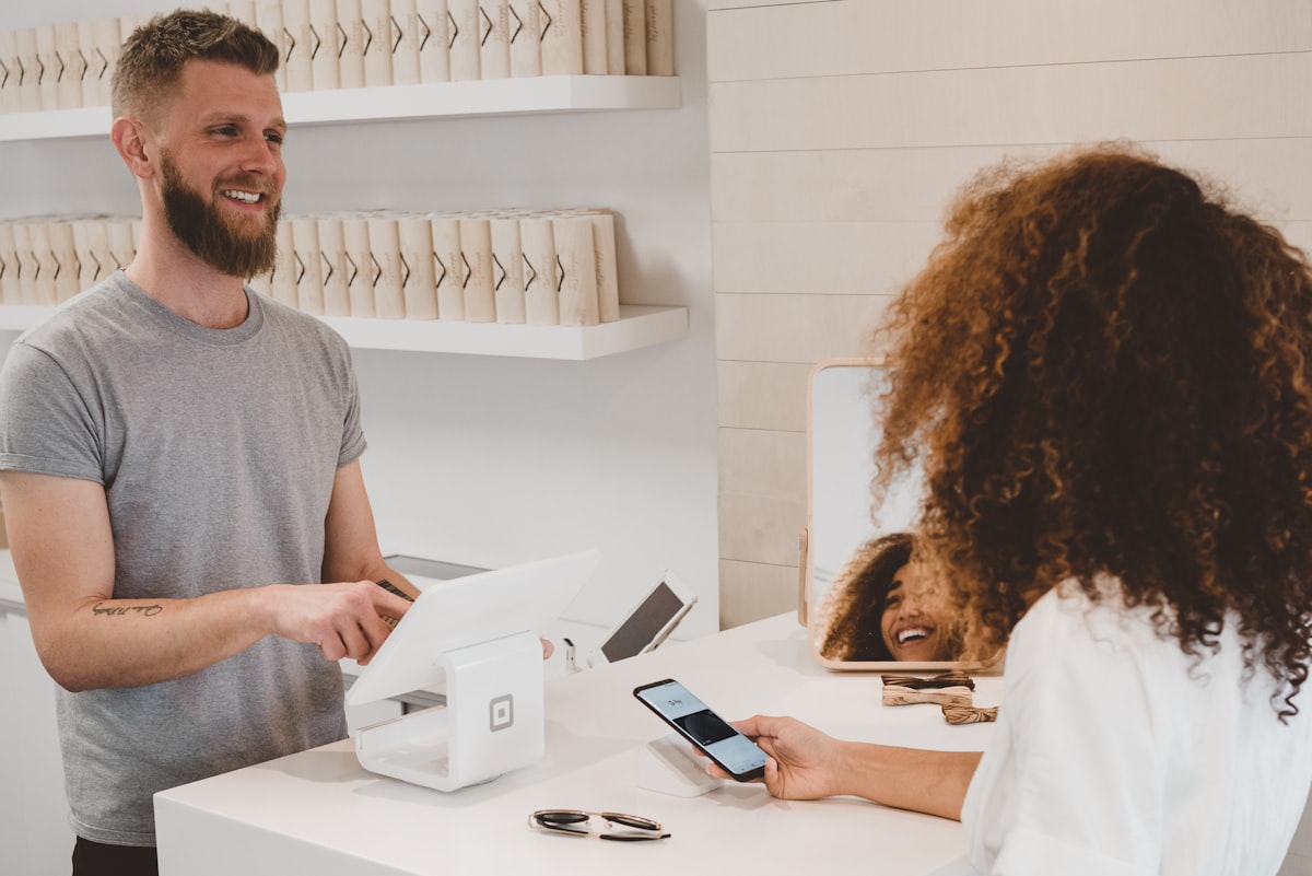 Commerçant accueillant un client dans sa boutique