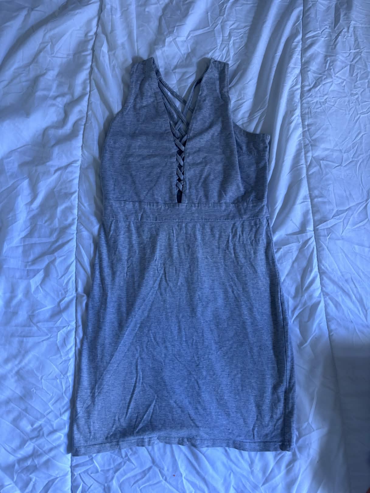 Robe grise sans manches avec laçage au décolleté — In vogue Paris — La Réunion