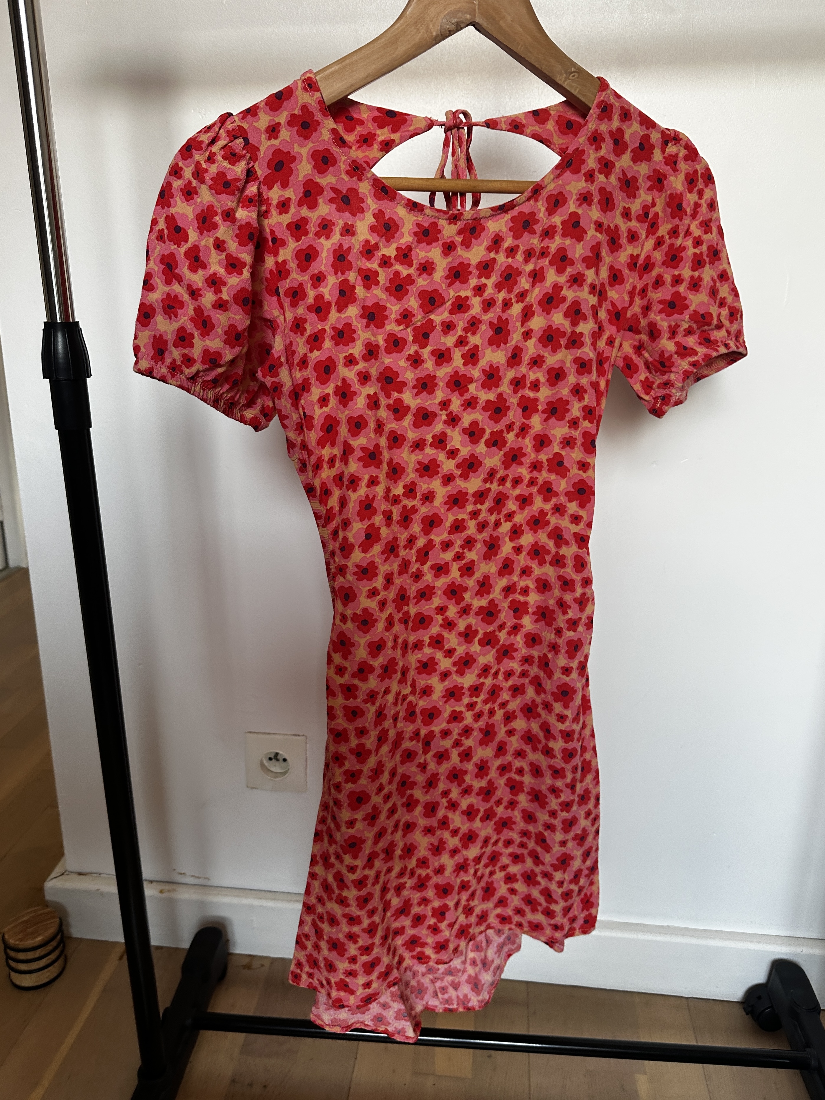 Robe courte fleurie dos nu S — Pas de marque  — La Réunion