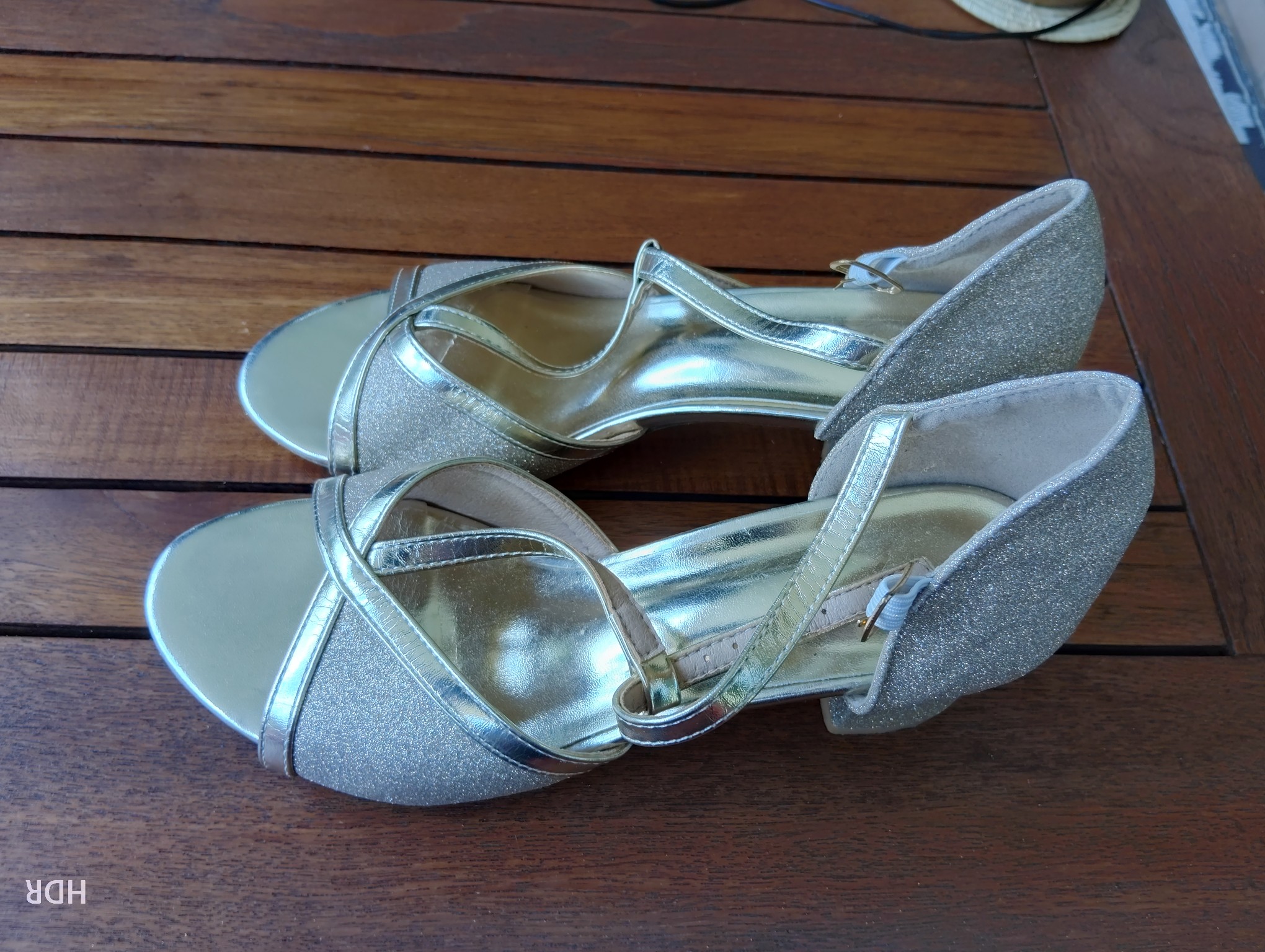 chaussures dorées