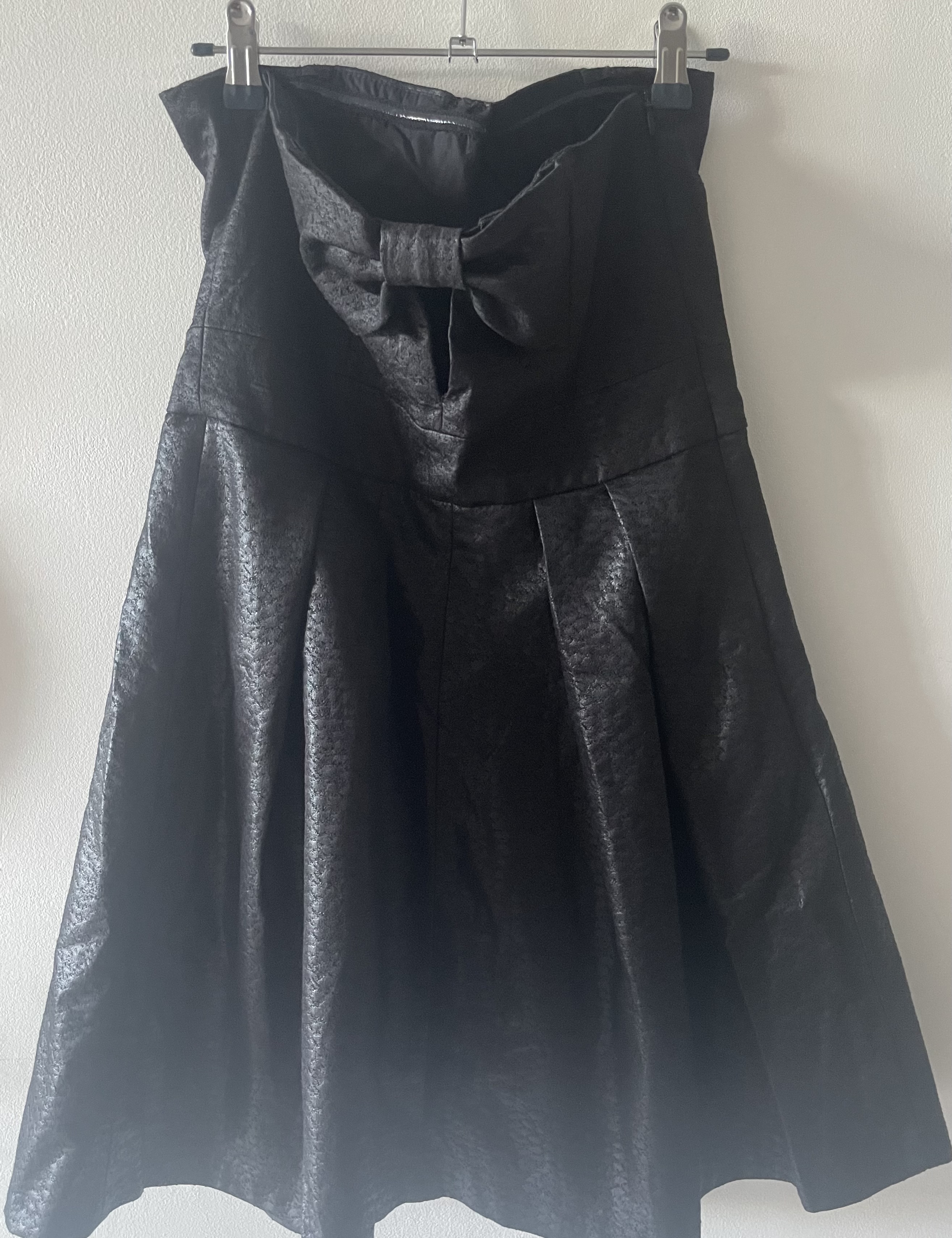 Robe courte noir avec noeud