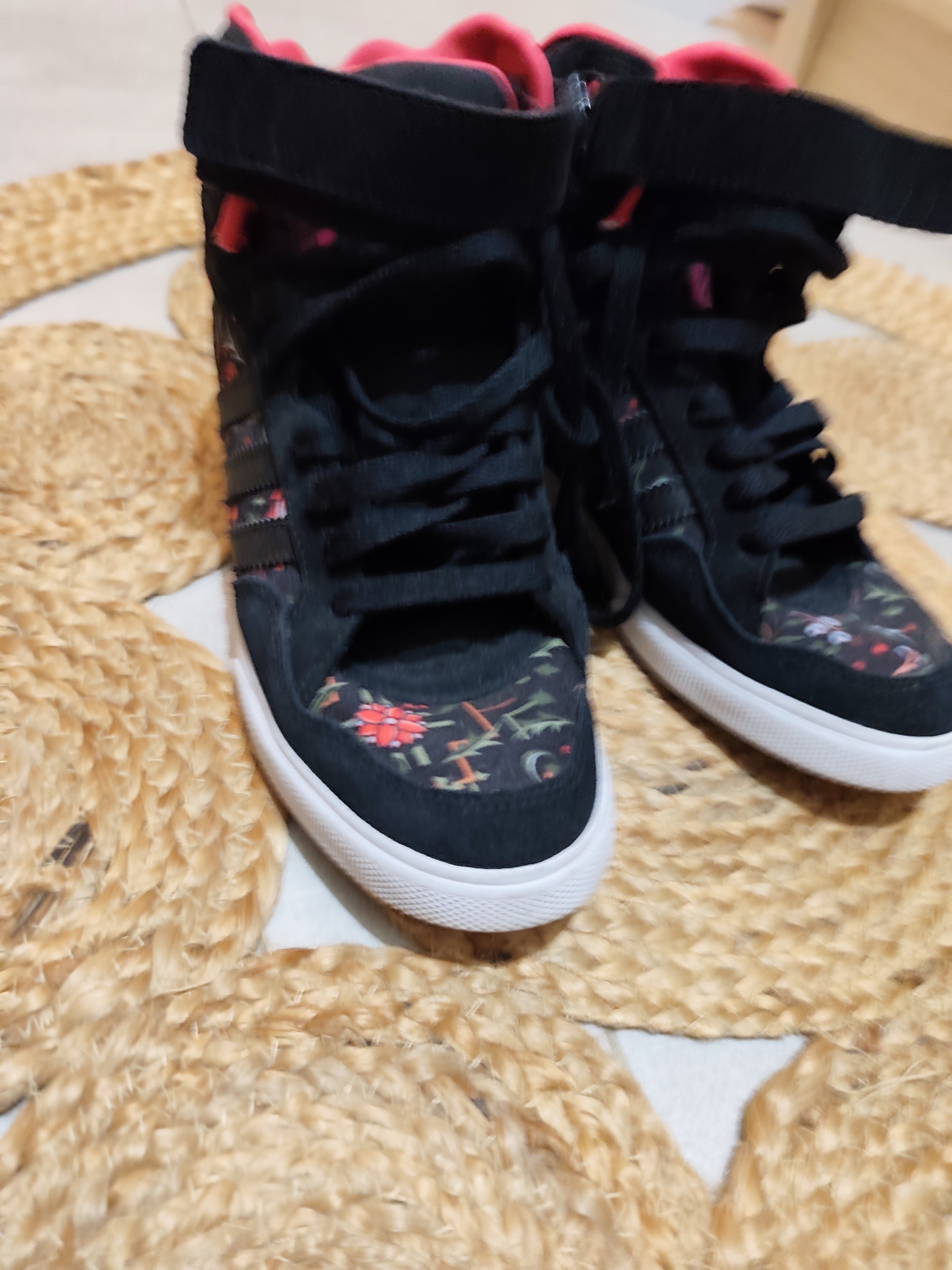 Chaussures adidas montantes noir et rose