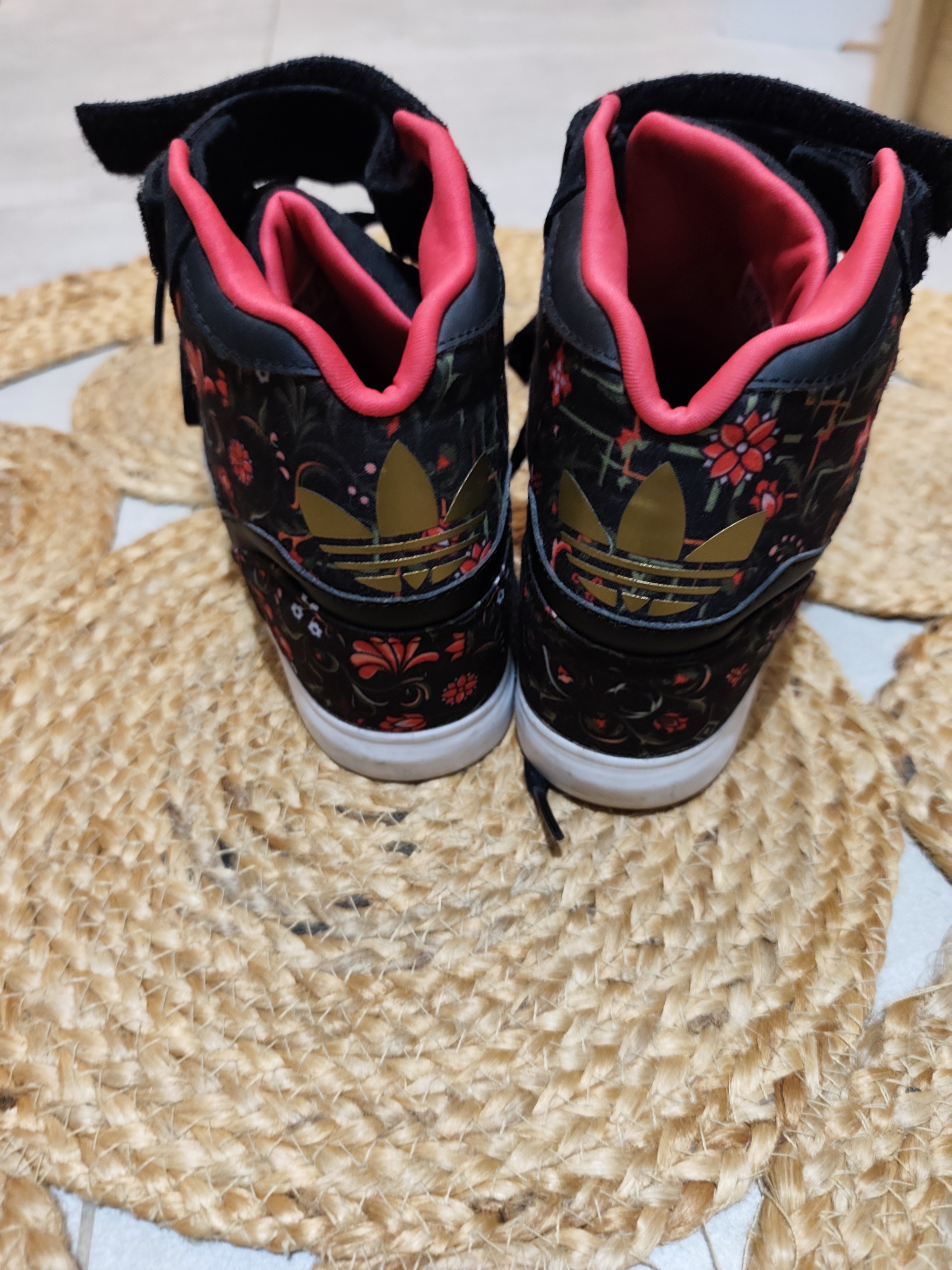 Chaussures adidas montantes noir et rose