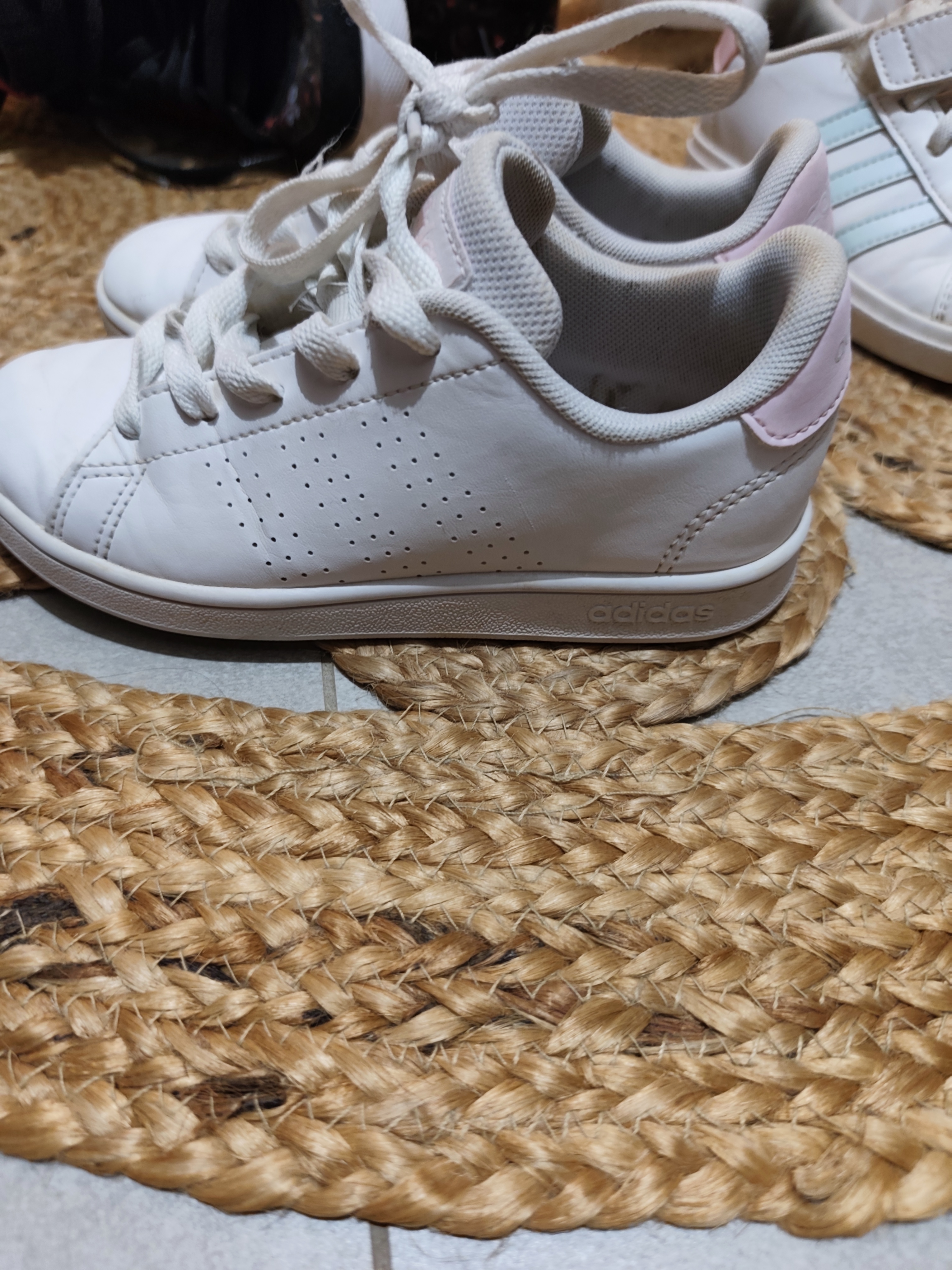 Chaussures Adidas a là et rose et blanche
