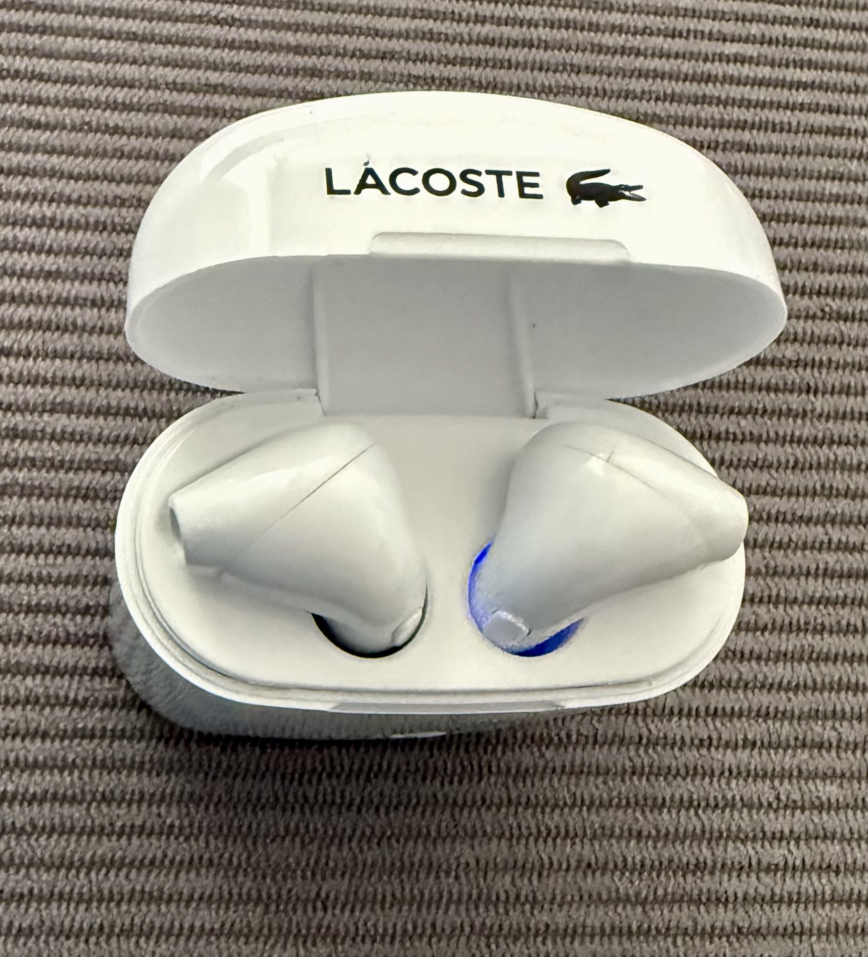 Écouteurs Bluetooth Lacoste + câble de charge — Lacoste — La Réunion
