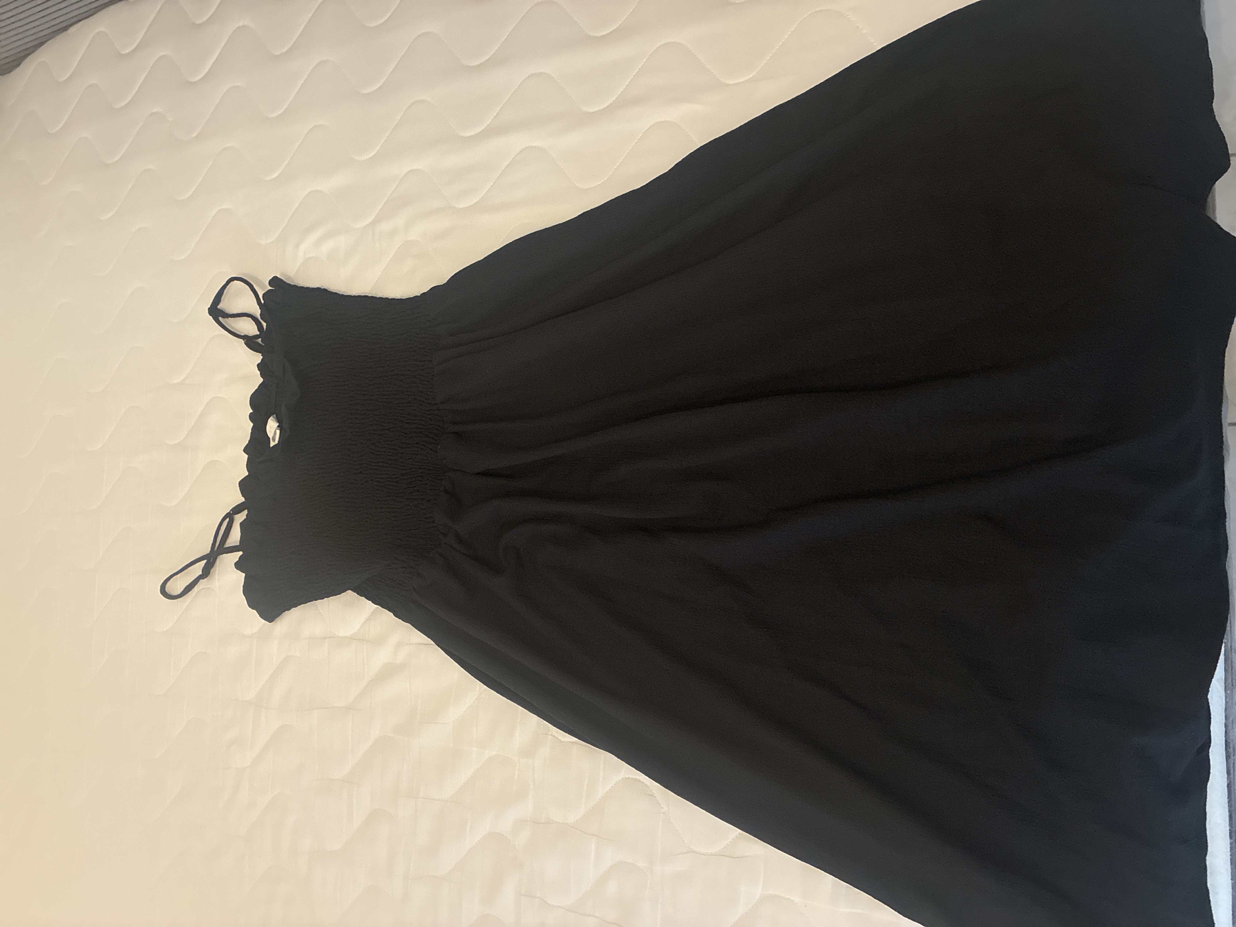 Robe noire à bretelles
