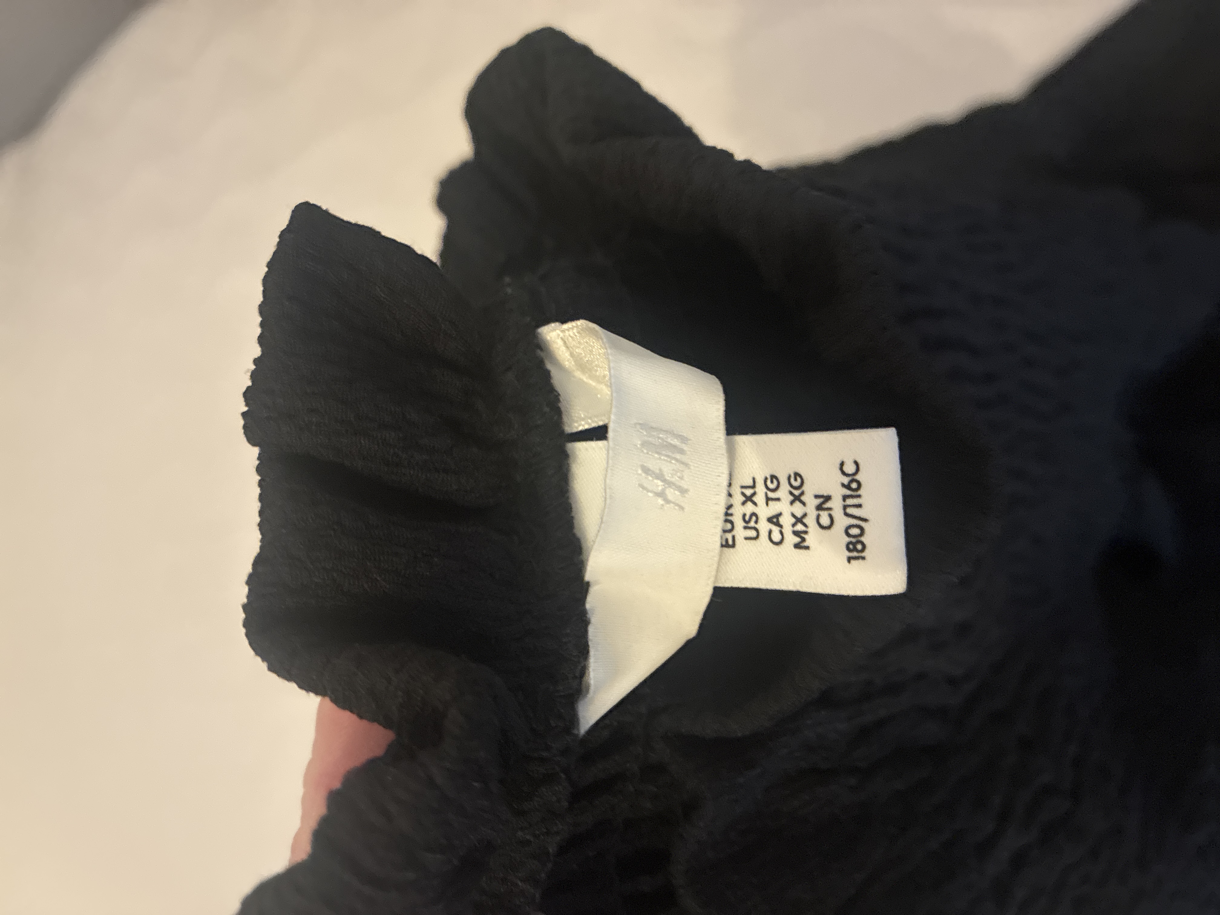 Robe noire à bretelles