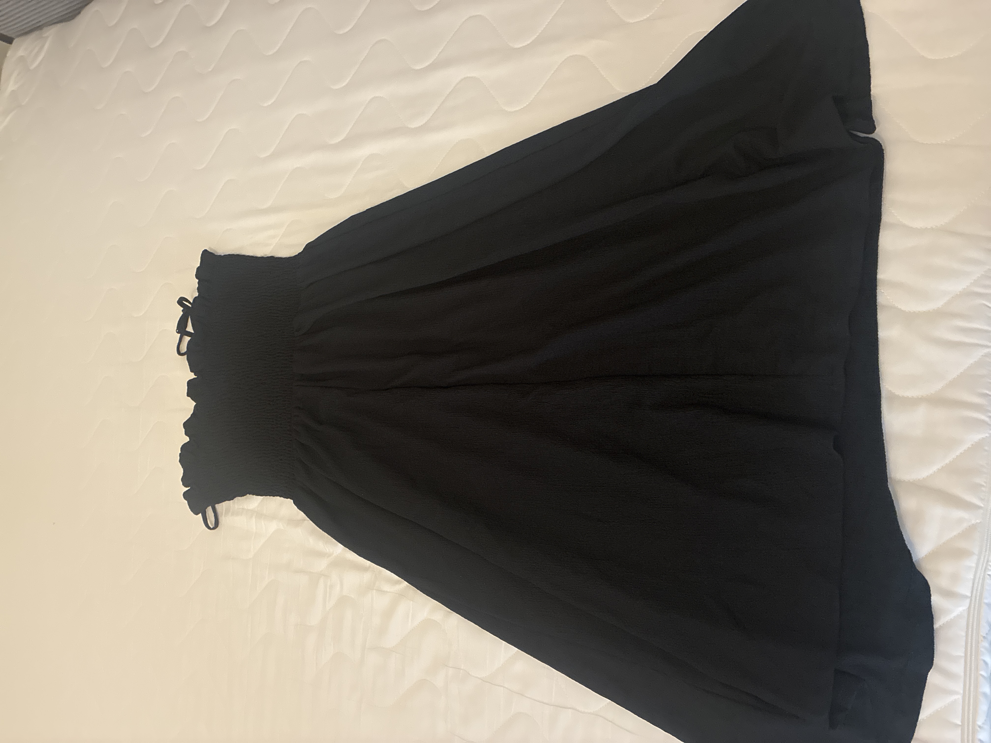 Robe noire à bretelles