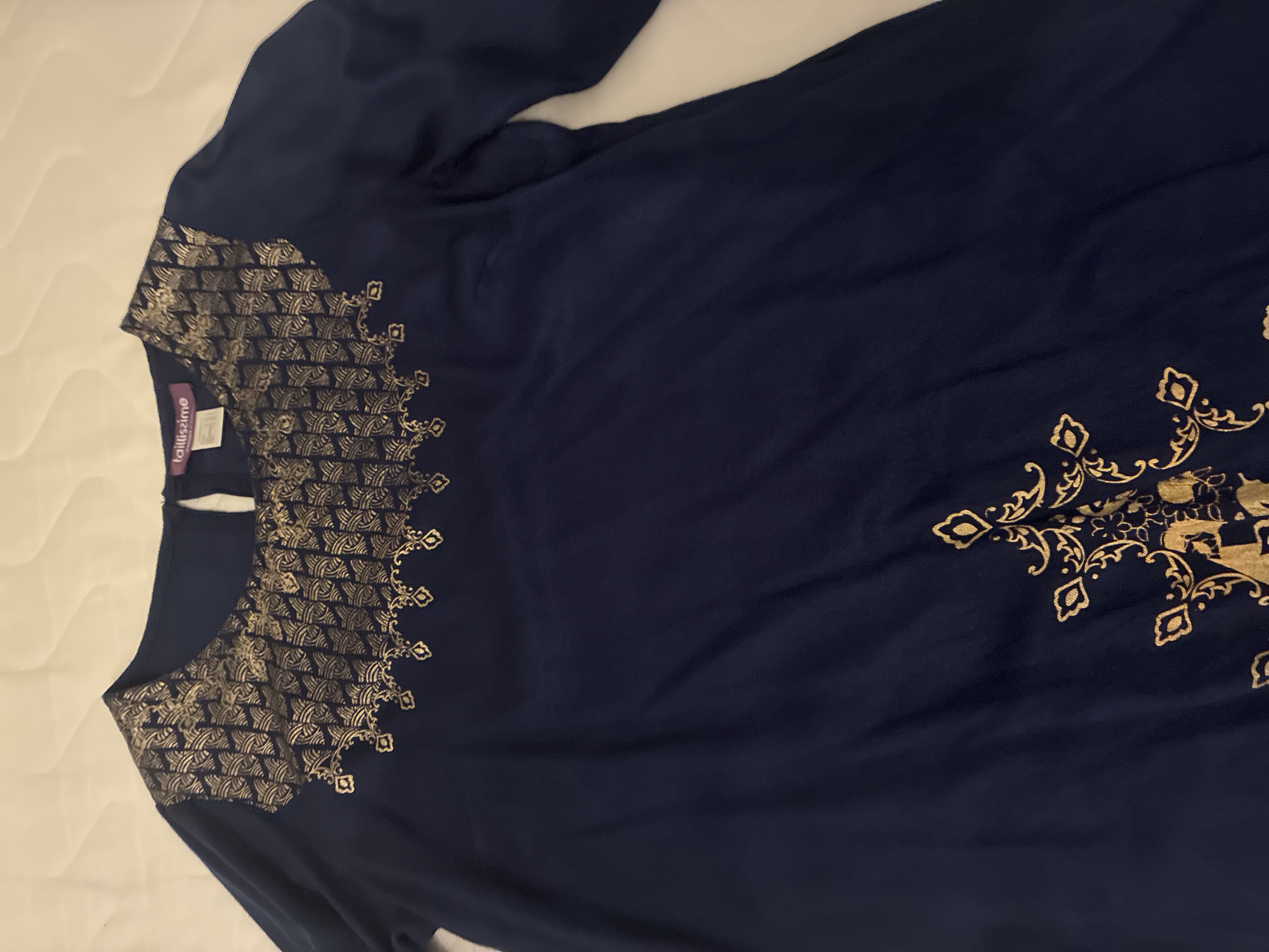 Robe bleue et motifs dorés