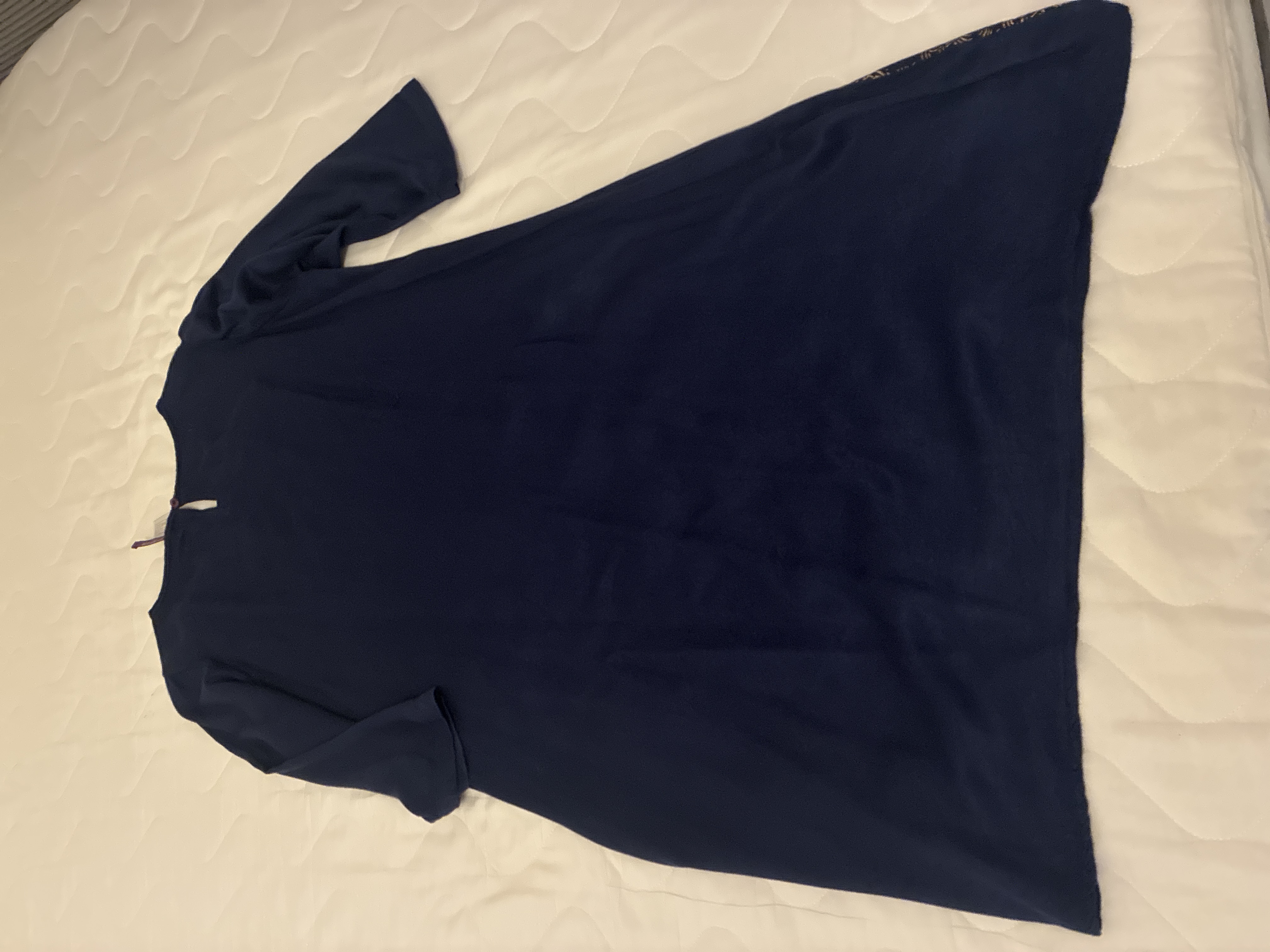 Robe bleue et motifs dorés