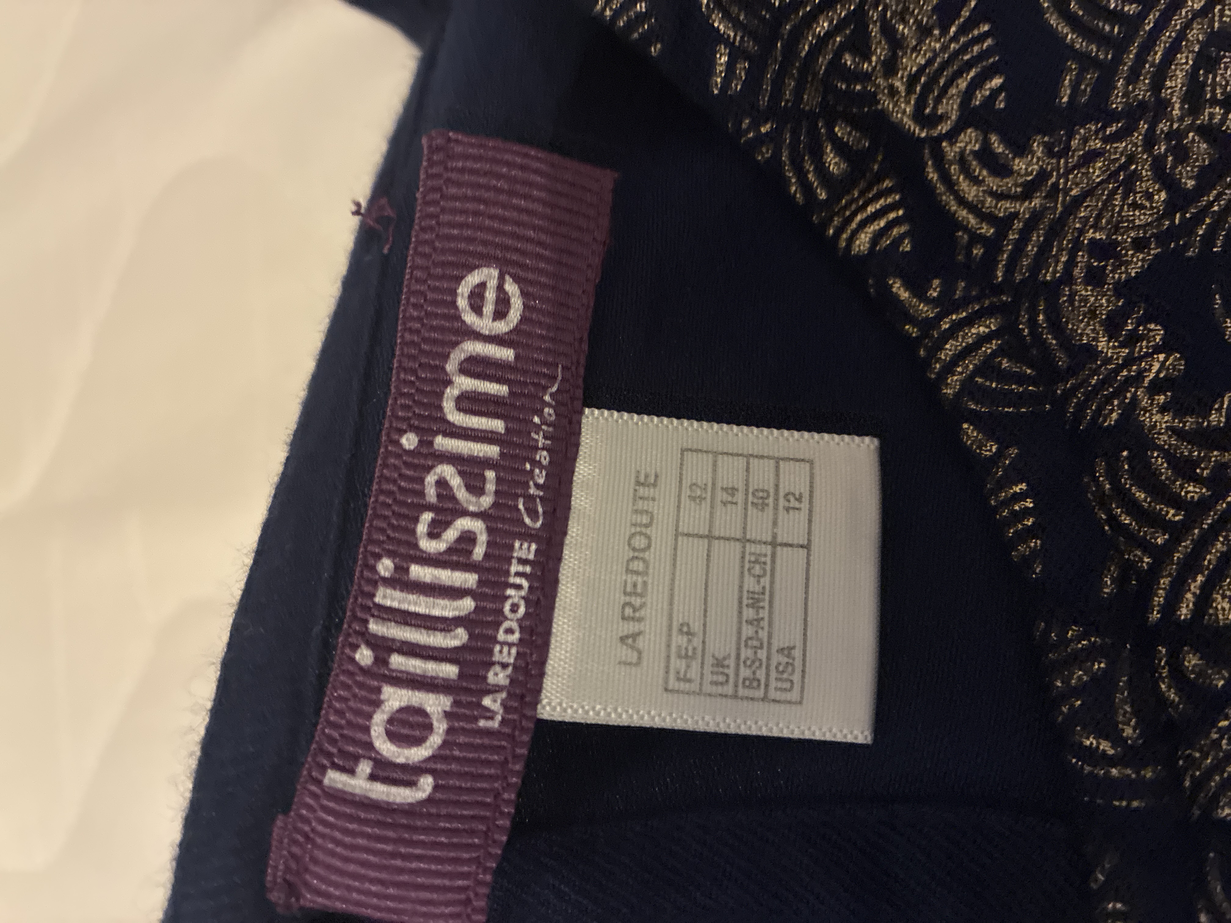 Robe bleue et motifs dorés