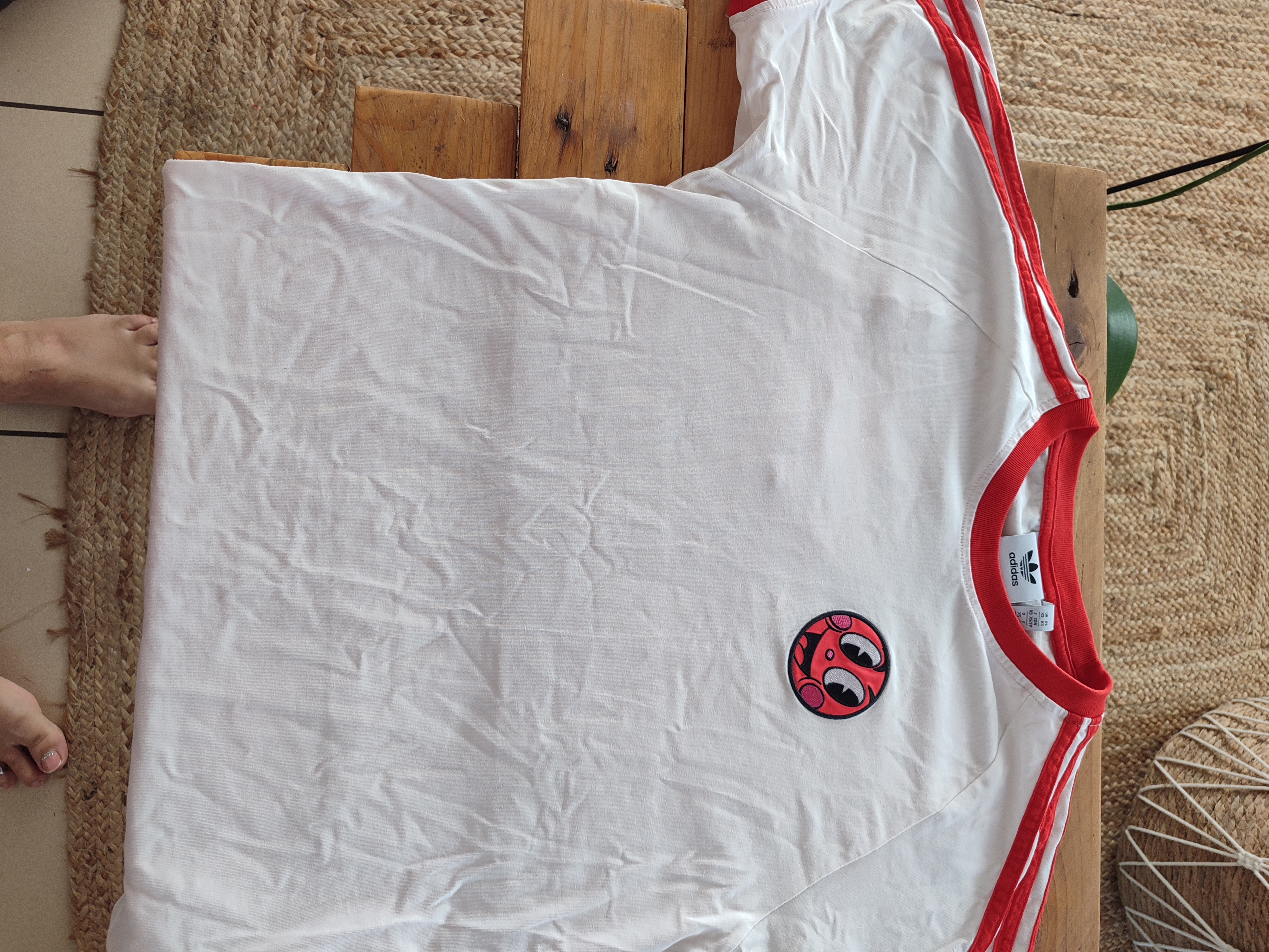 Tee-shirt blanc et rouge adidas