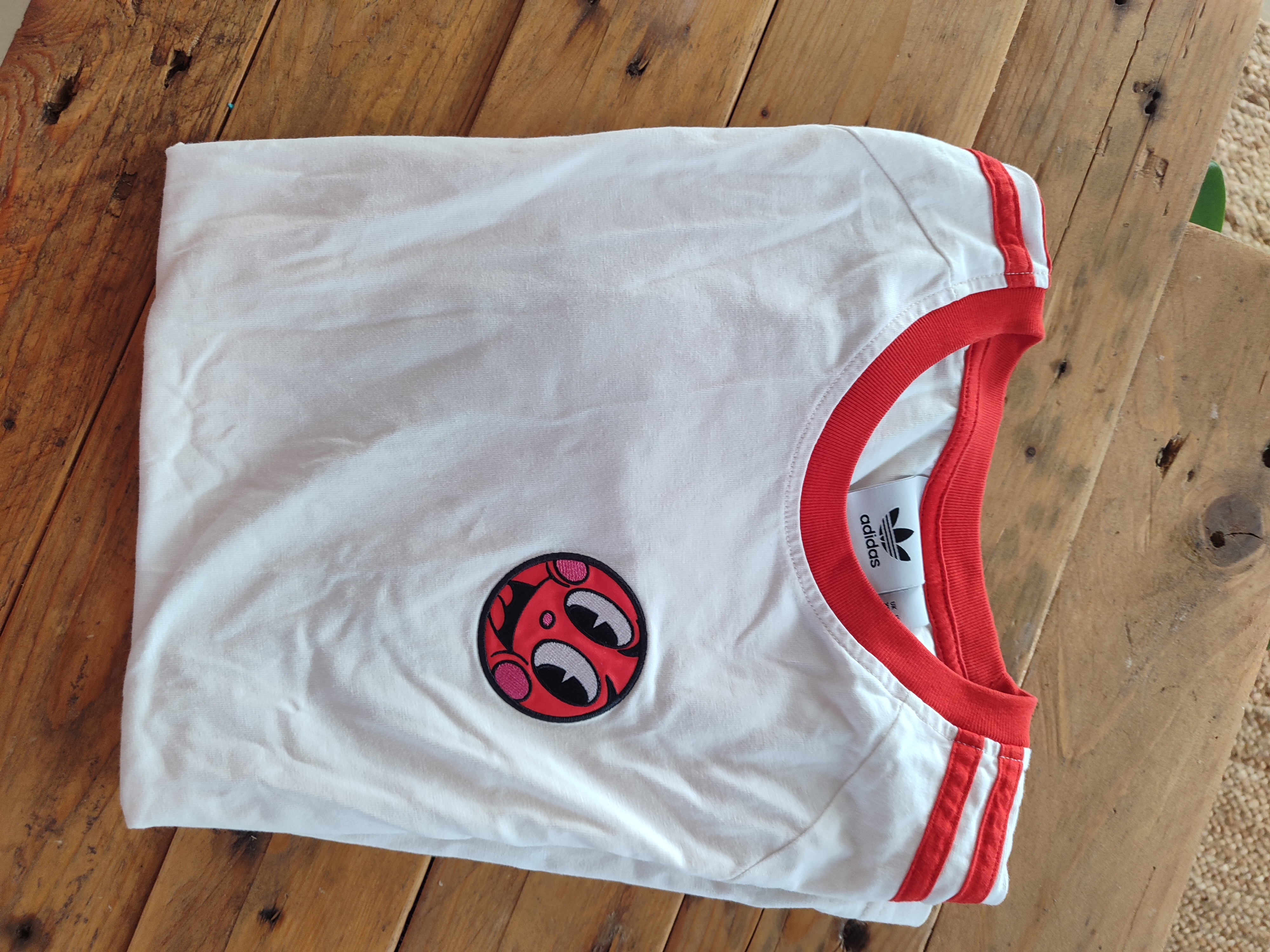 Tee-shirt blanc et rouge adidas