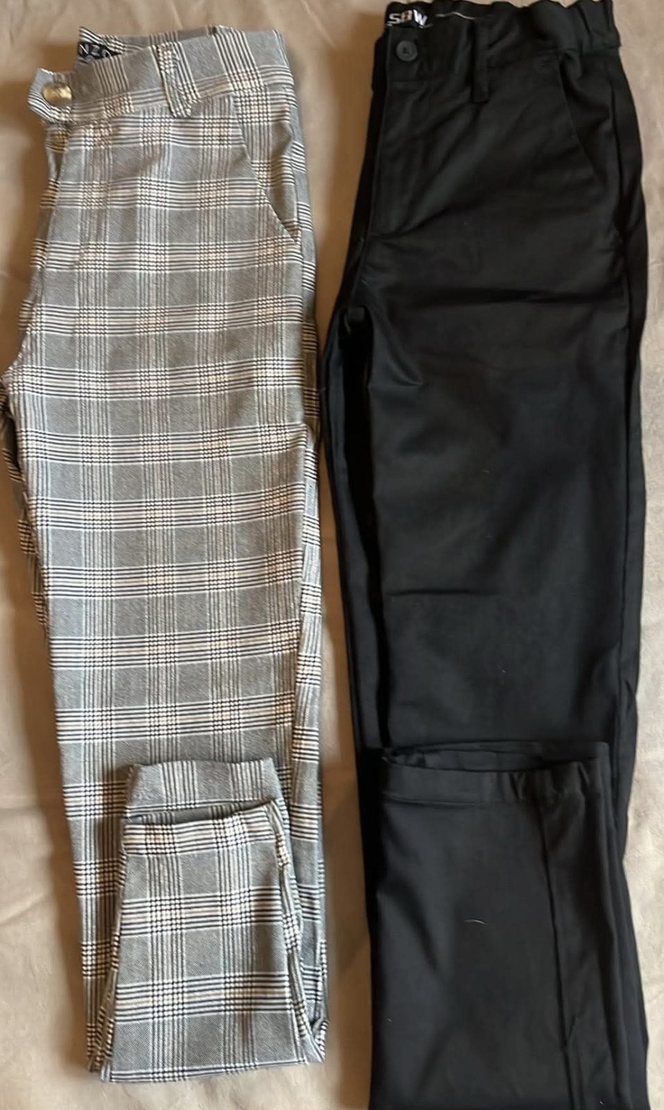 Lot 2 pantalons à carreaux xs et le noir 14 ans