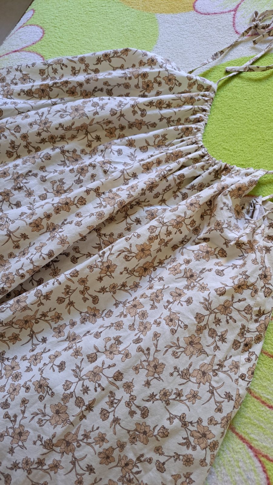 Robe courte à motif floral