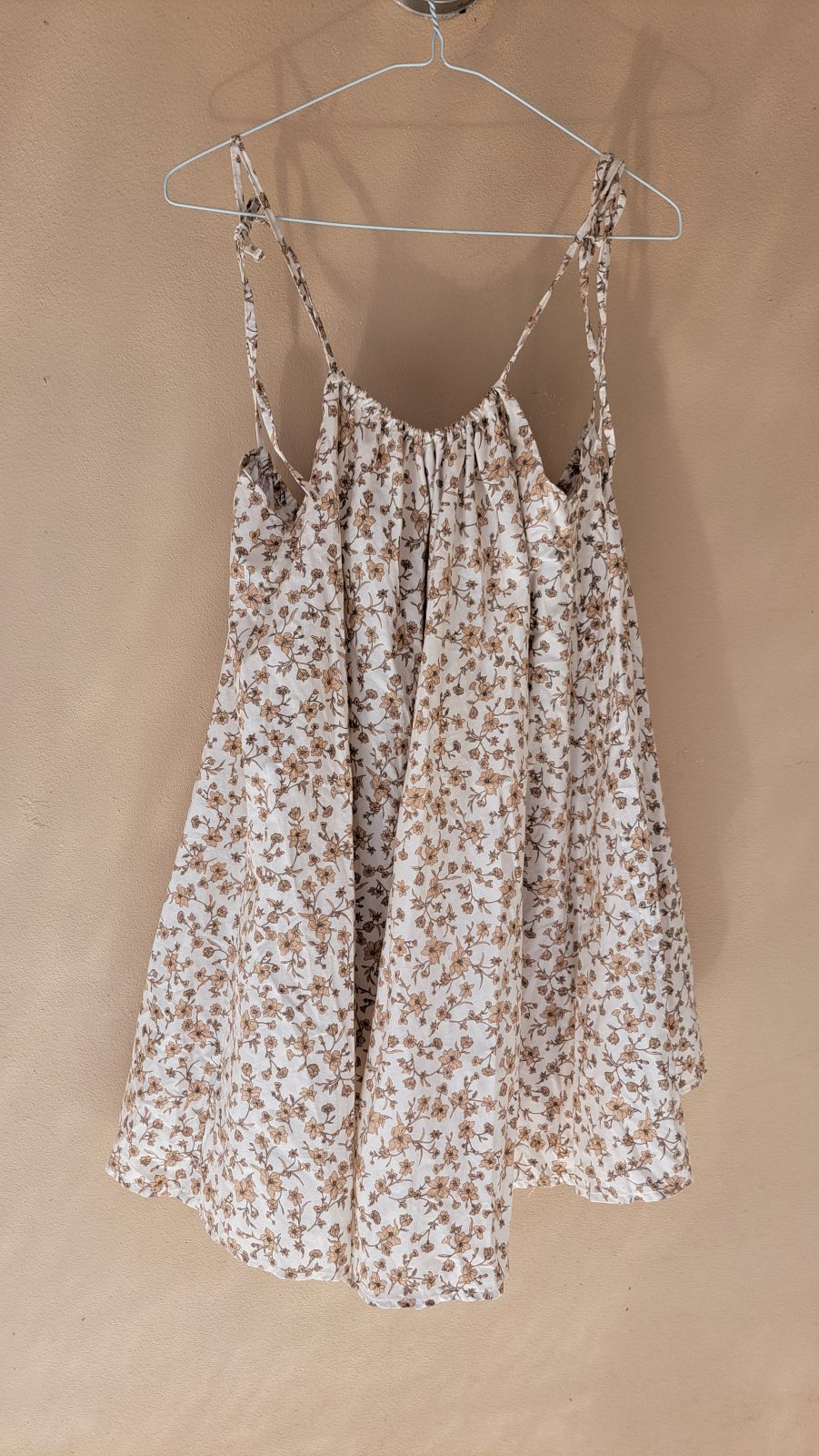 Robe courte à motif floral