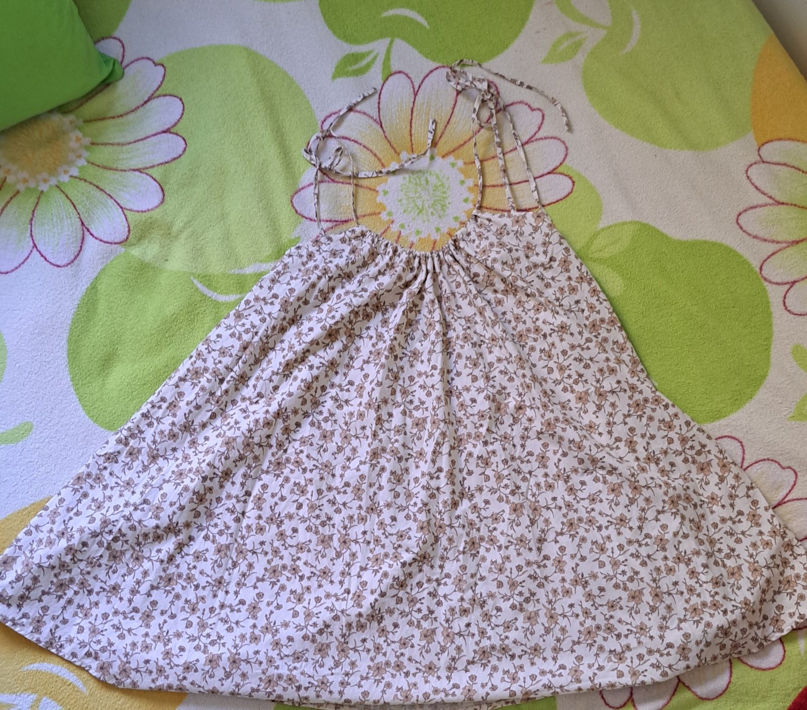 Robe courte à motif floral
