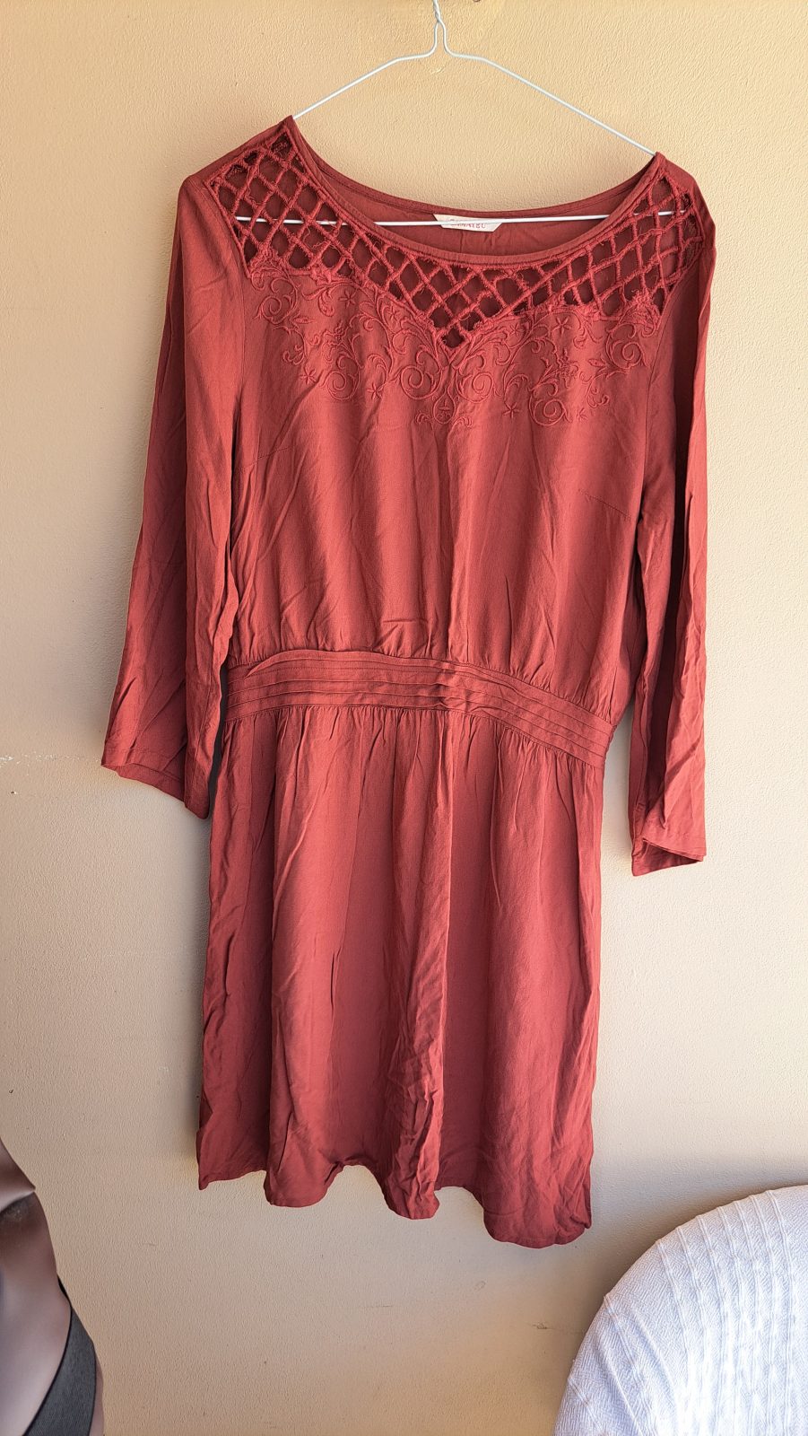 Robe rouge brique brodée
