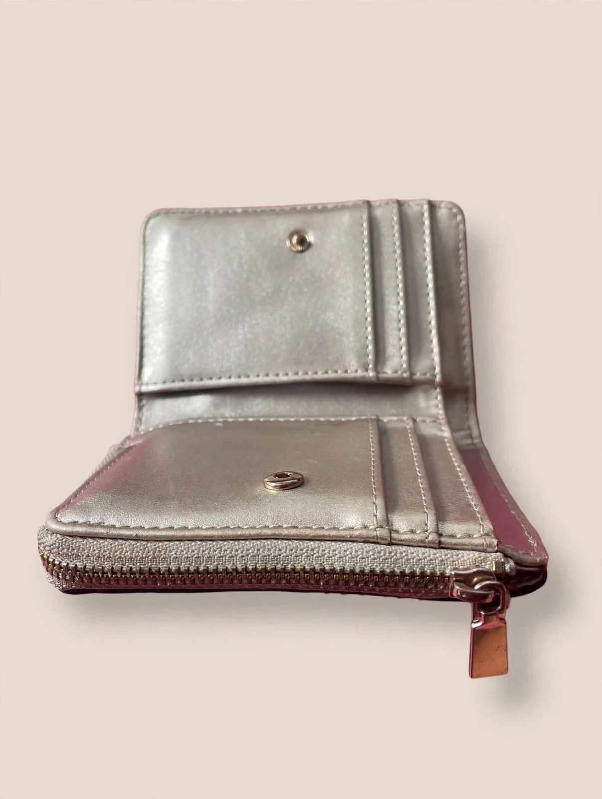 Petit portefeuille GUESS blanc cassé / beige clair - Monogramme