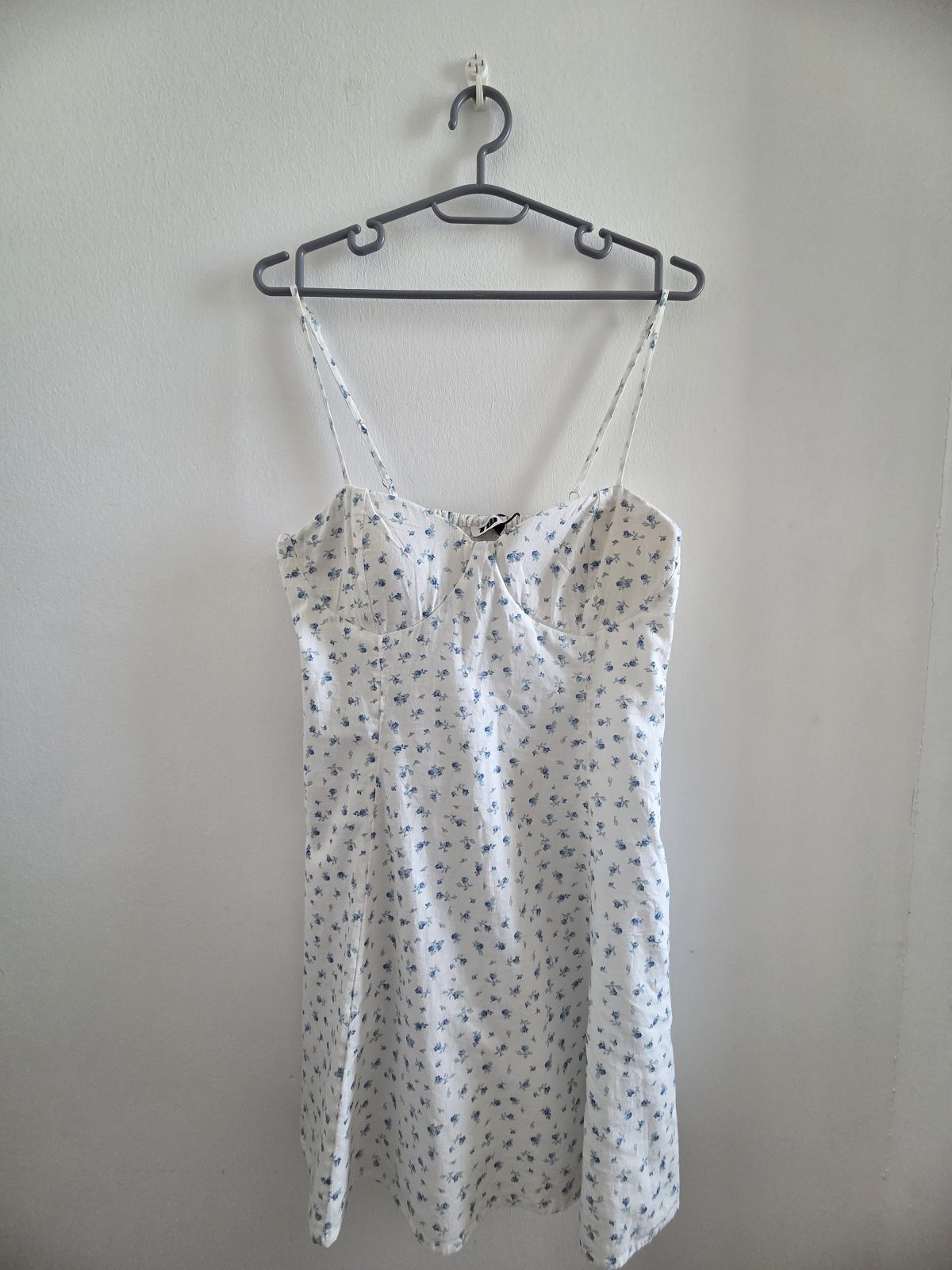 🌸 Robe blanche fleurie bleue – Taille L 🌸 — La Réunion