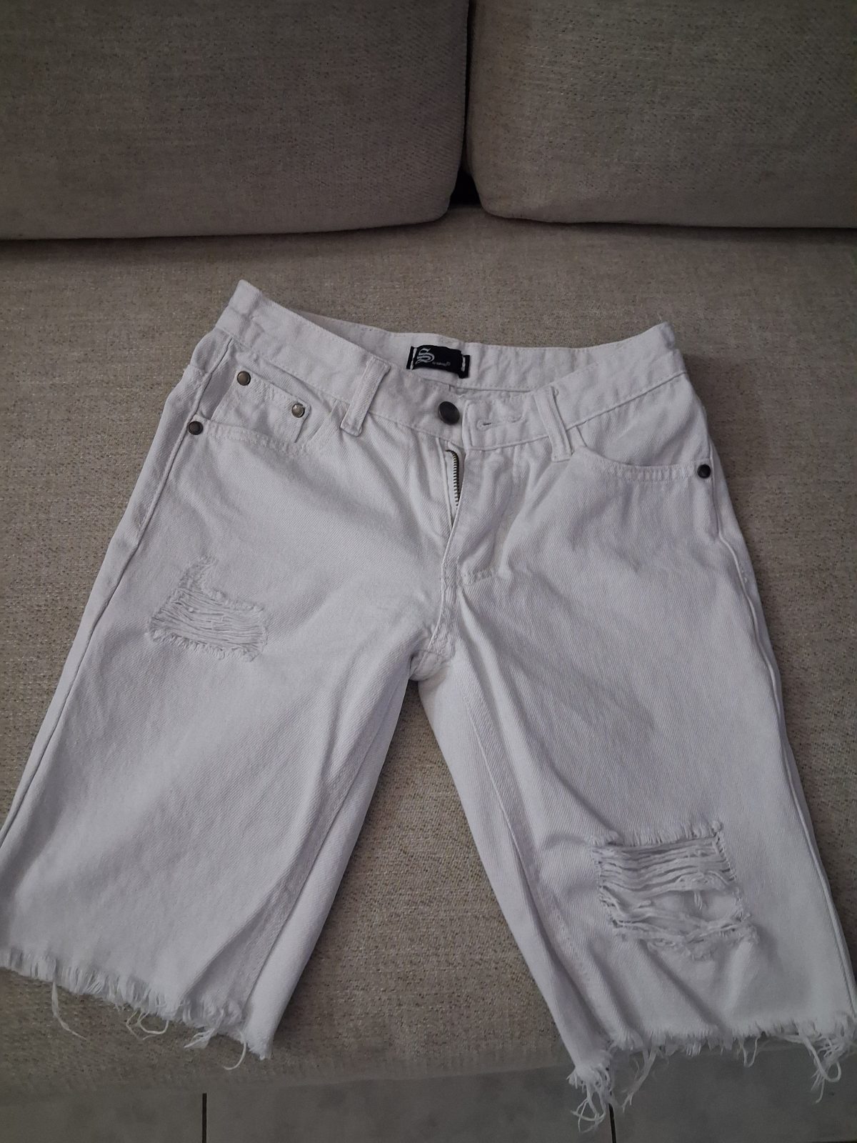 Short blanc déchiré