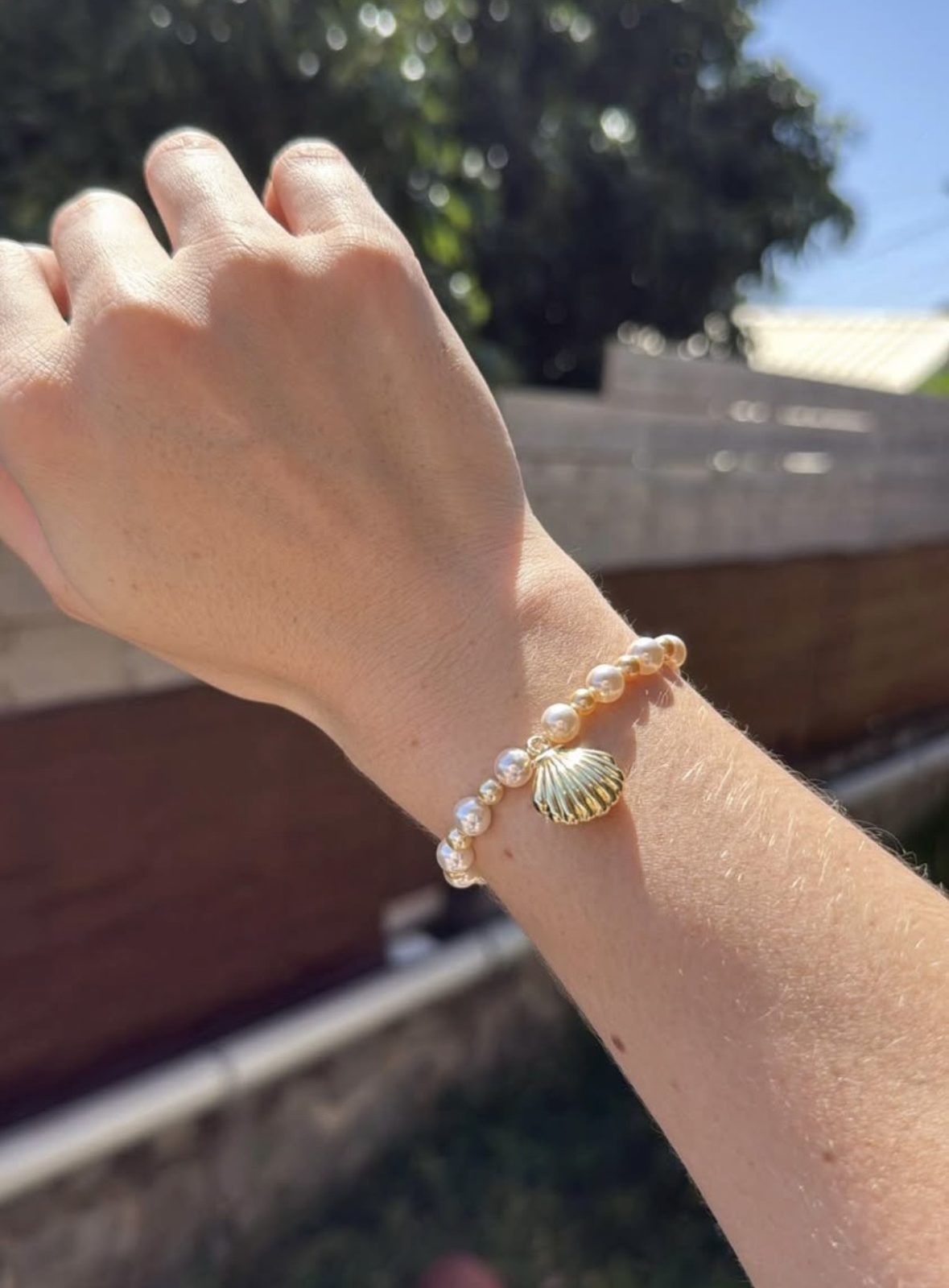 Bracelet avec fil élastique , fait main , perle et charm coquillage