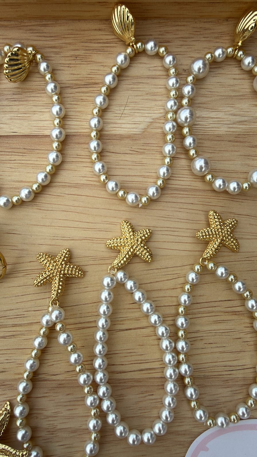 Bracelet avec fil élastique , fait main , perle et charm coquillage