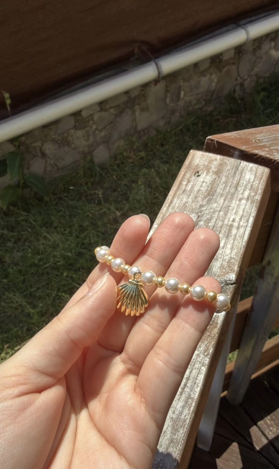 Bracelet avec fil élastique , fait main , perle et charm coquillage