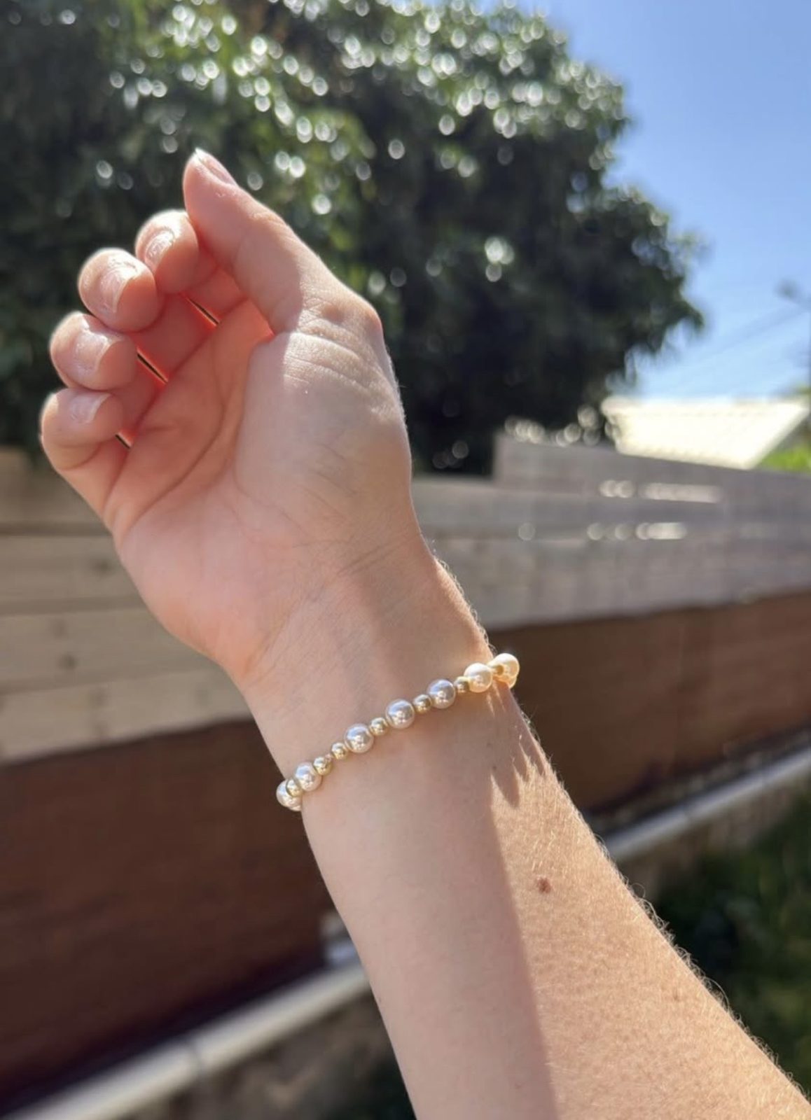 Bracelet avec fil élastique , fait main , perle et charm coquillage