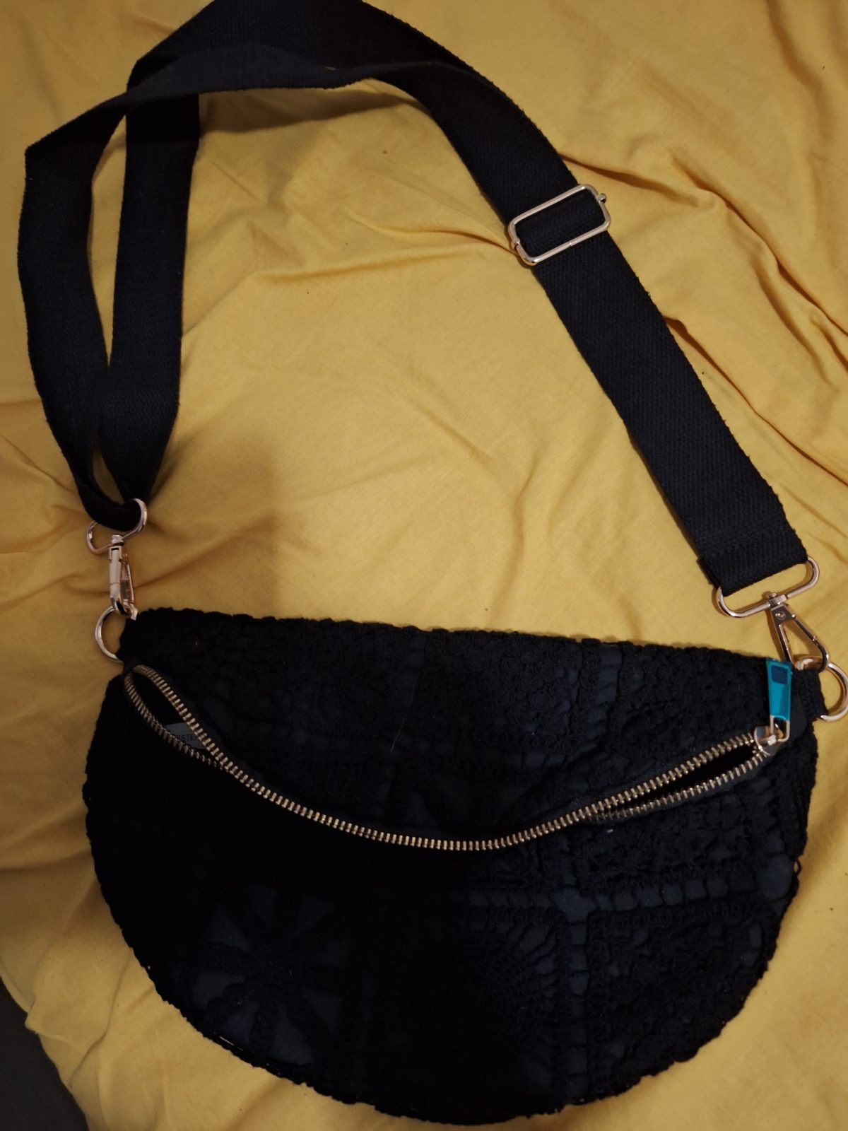 Sac bandoulière style banane en crochet