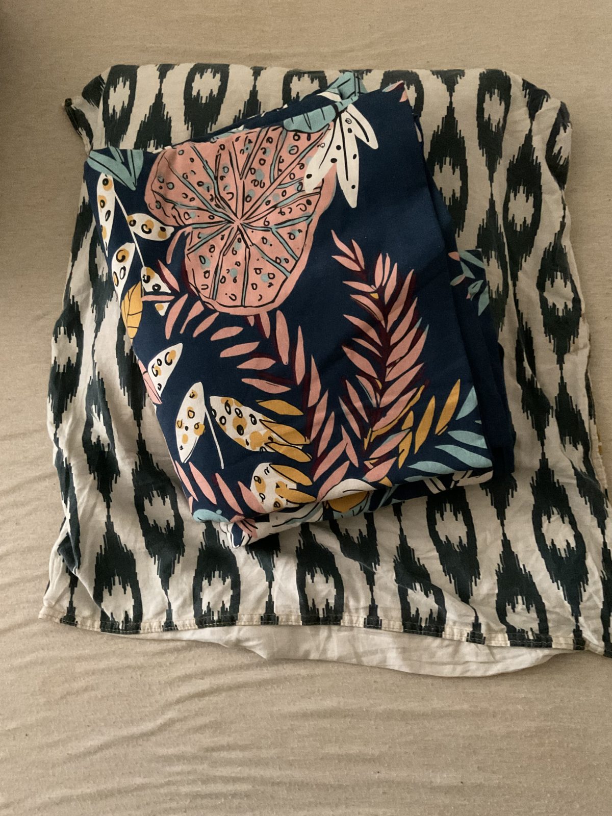 Housse De Couette Couleur Bleu,Blanc,Jaune,Rose Et Noir — La Réunion