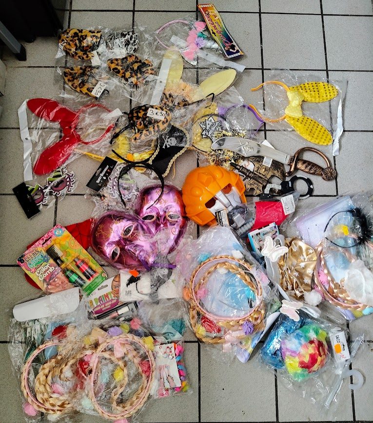 Gros lot de déguisements pour carnaval +ACCESSOIRES NEUF