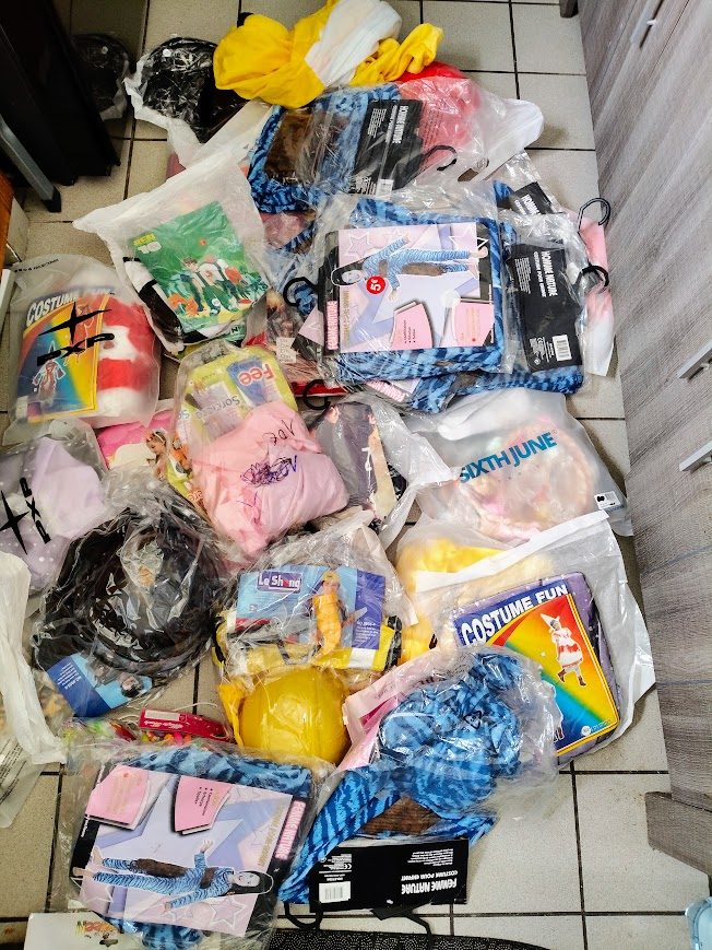Gros lot de déguisements pour carnaval +ACCESSOIRES NEUF — La Réunion