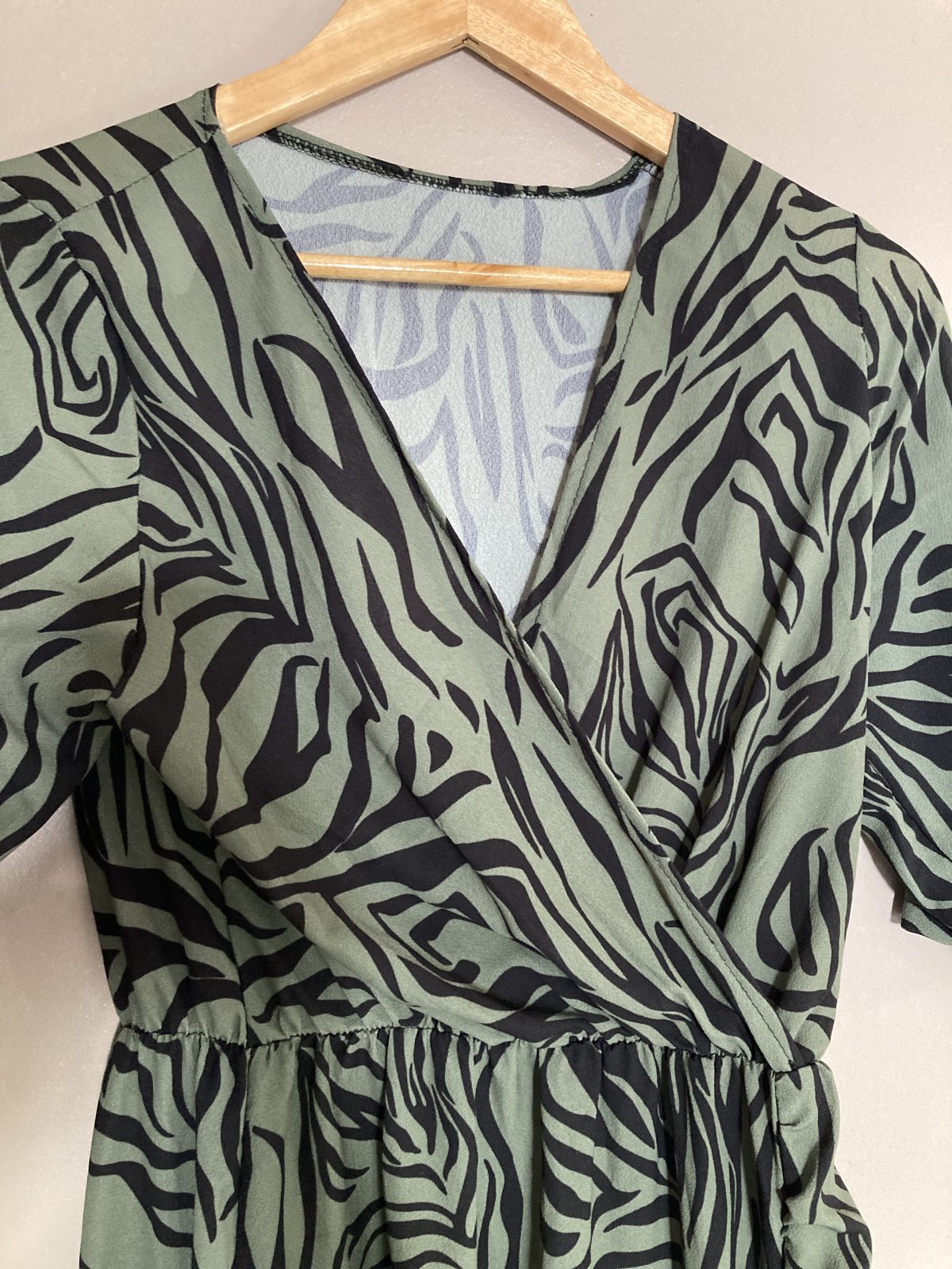 Robe kaki et noire zébrée