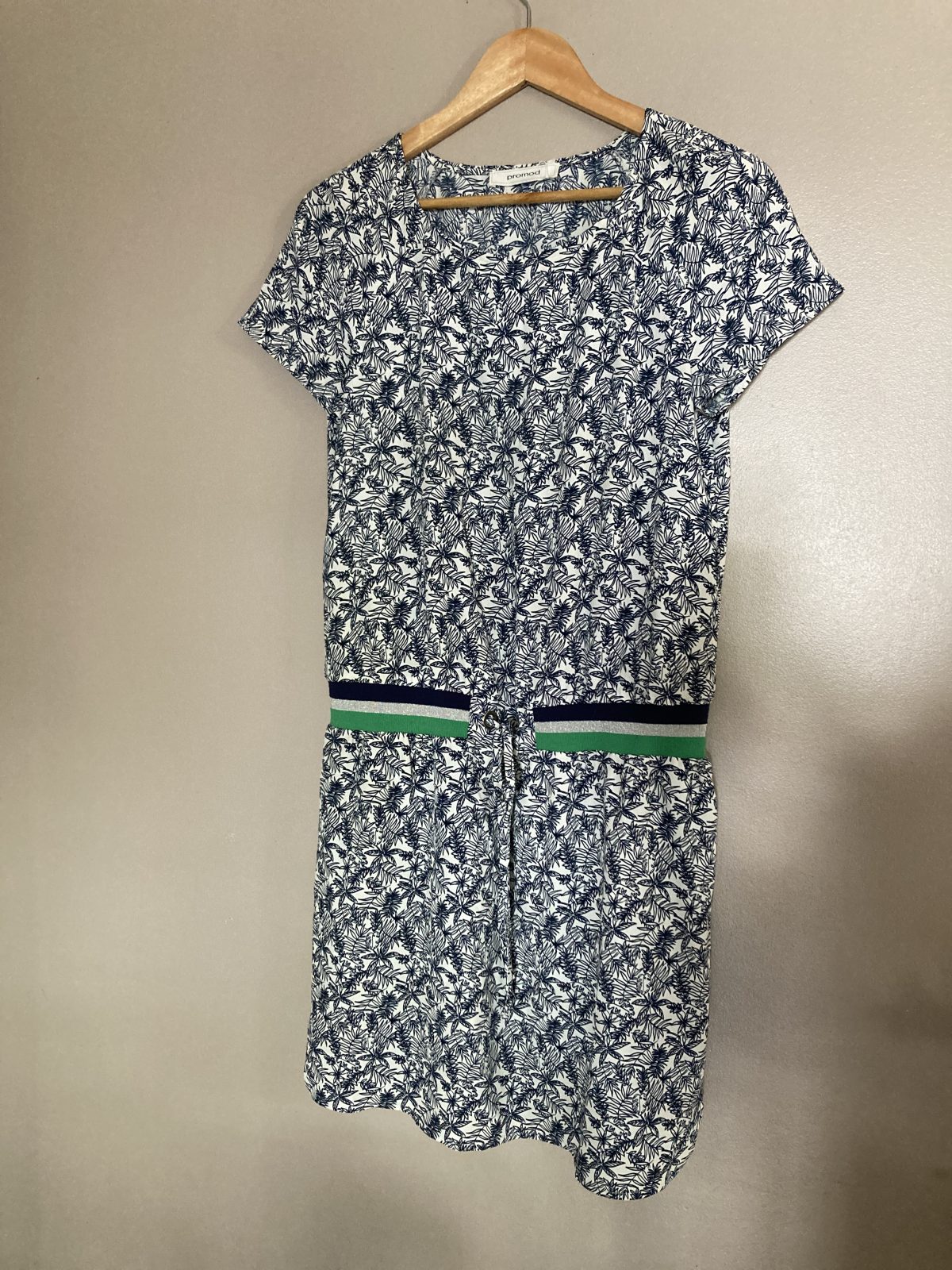Robe blanche, imprimée, feuille bleu marine