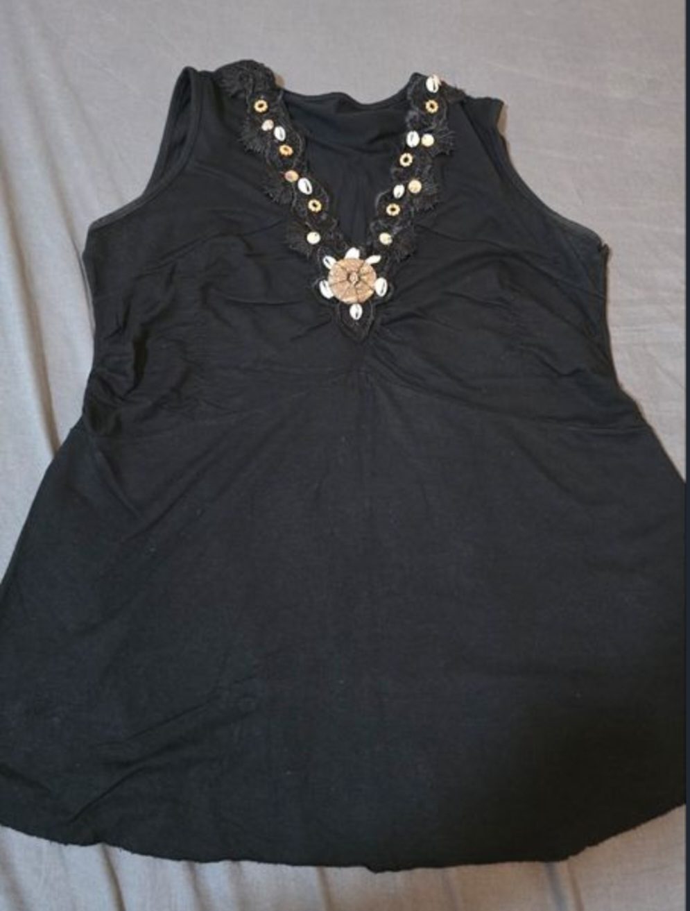 Haut noir avec perle