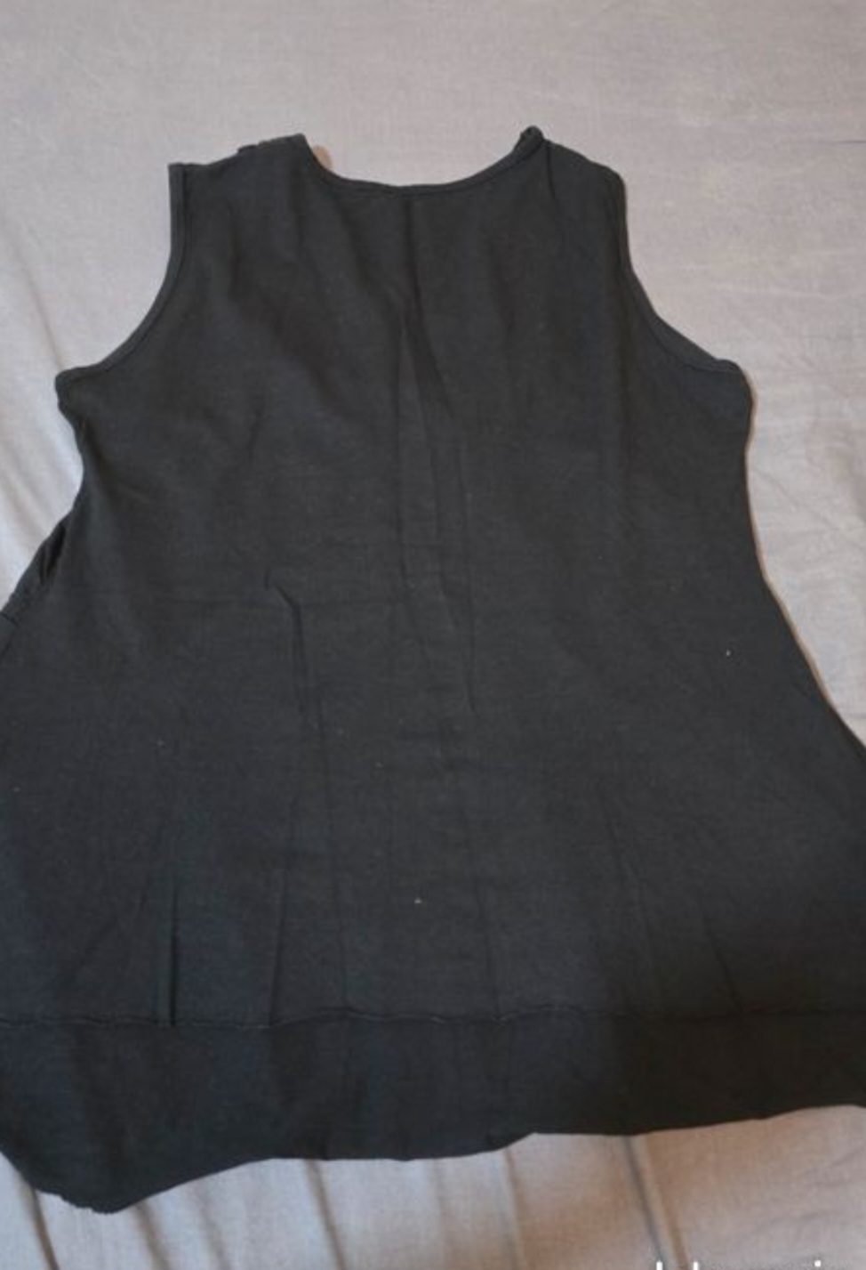 Haut noir avec perle