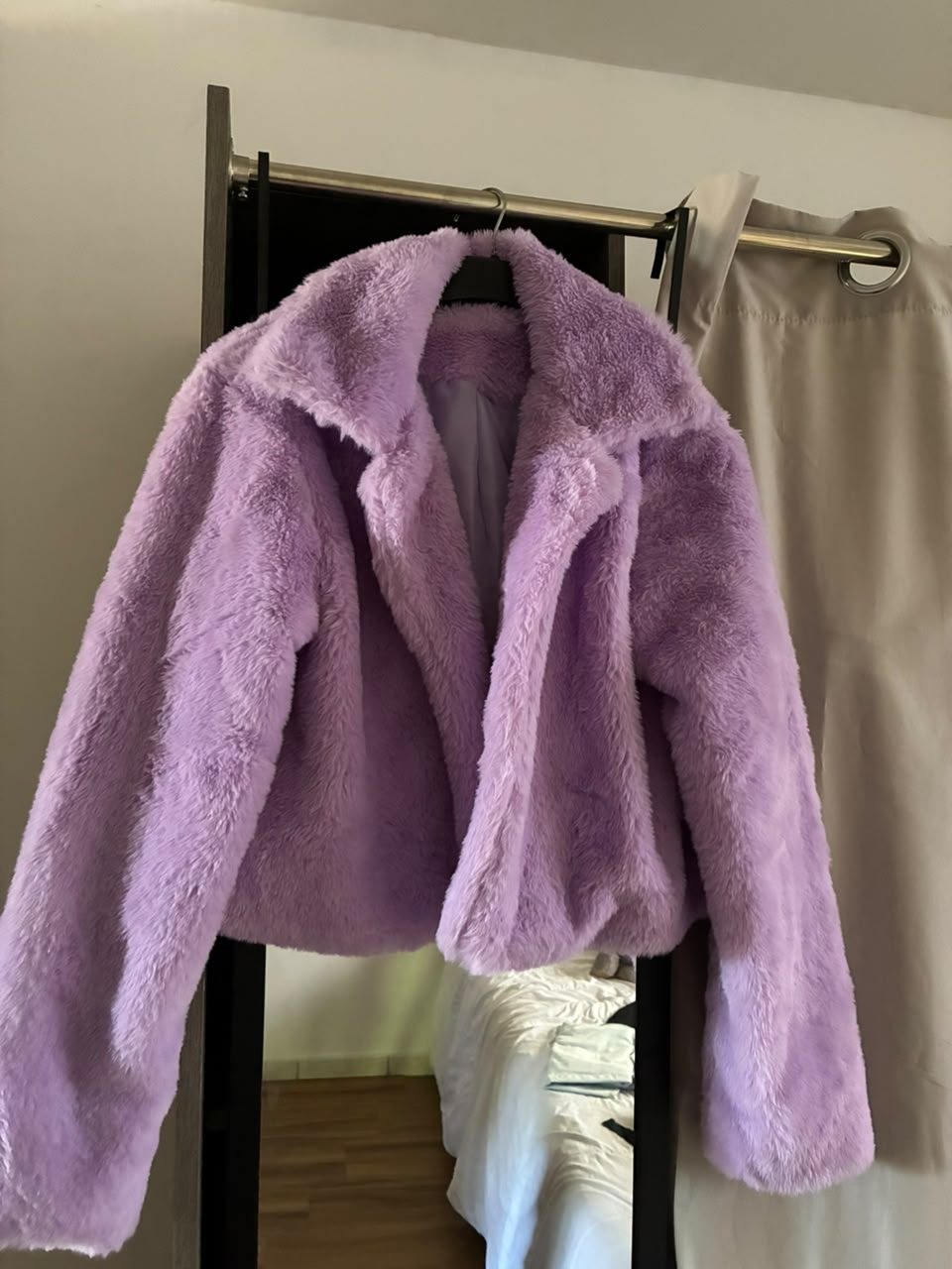 VESTE COURTE FOURRURE SYNTHÉTIQUE -S/Lilas