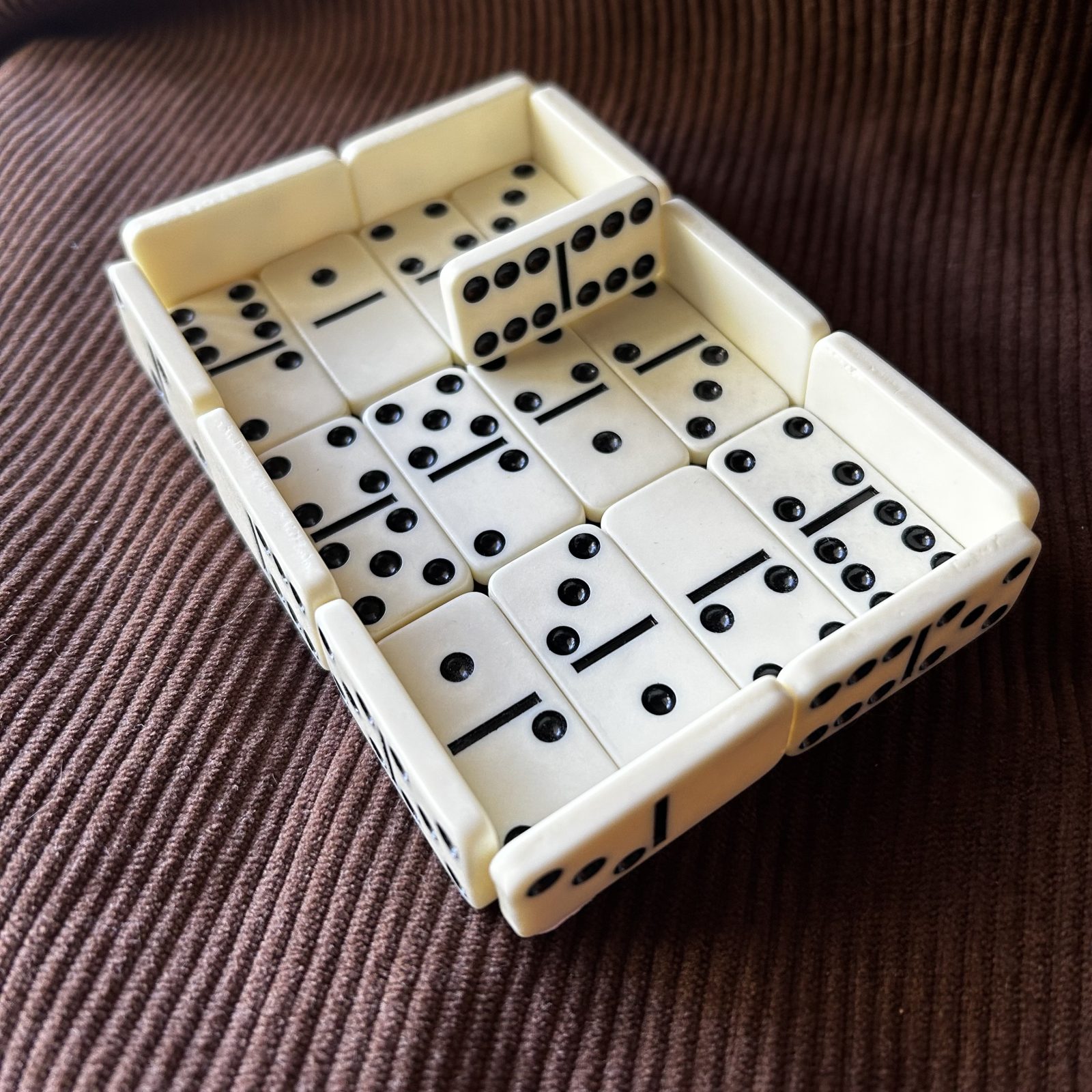 Boîte à bijoux domino fait main