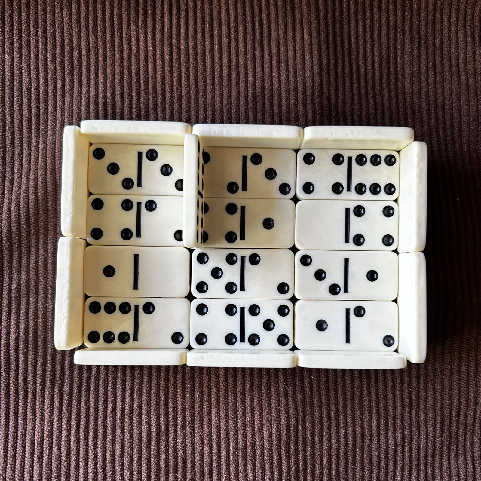 Boîte à bijoux domino fait main