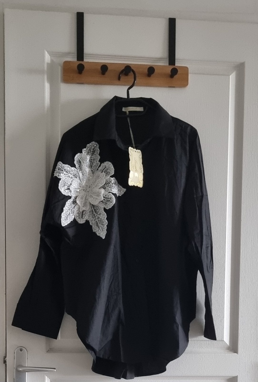 Chemise noire fleur blanche en sequins