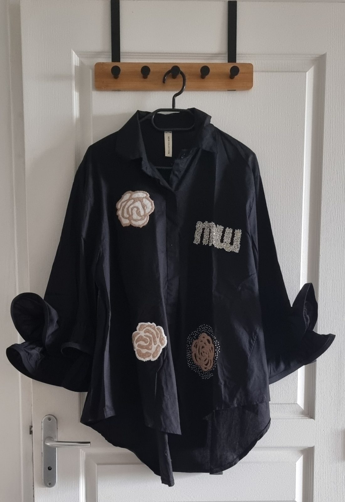 Chemise noire avec des empiècements en feutrine camel et ornée de strass argentés