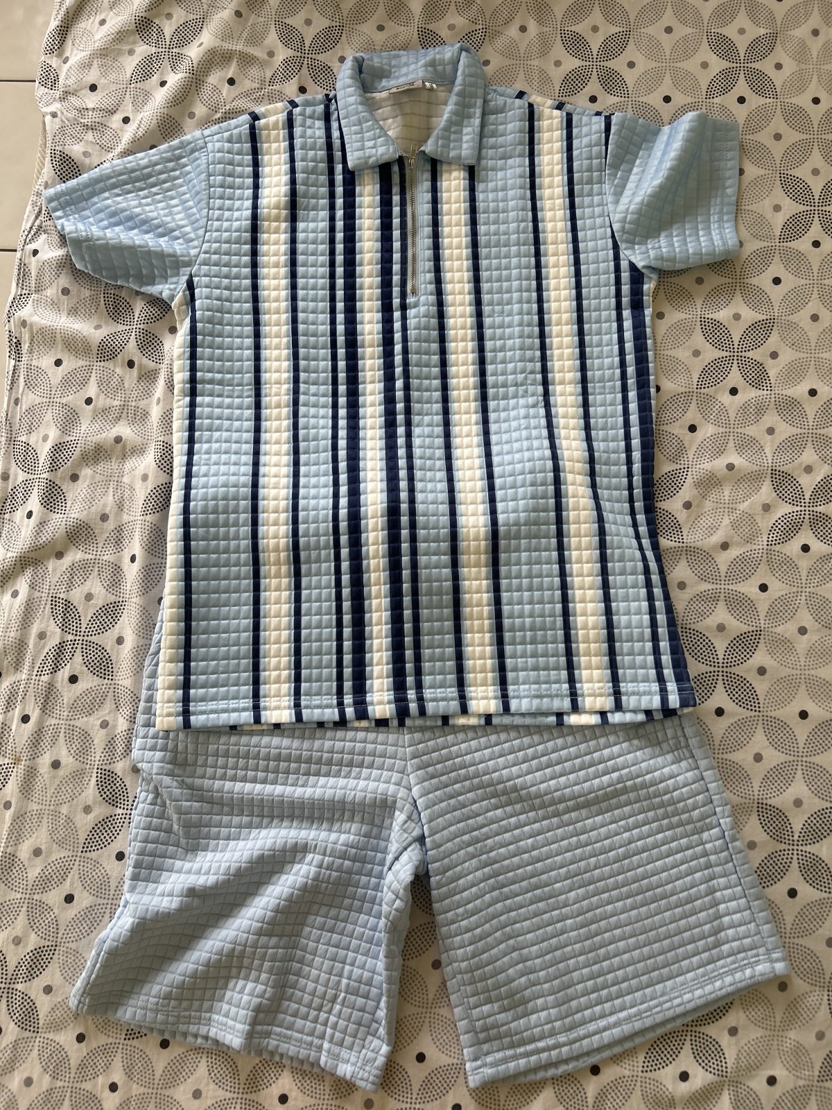 Ensemble haut col zippé et short bleu à rayures