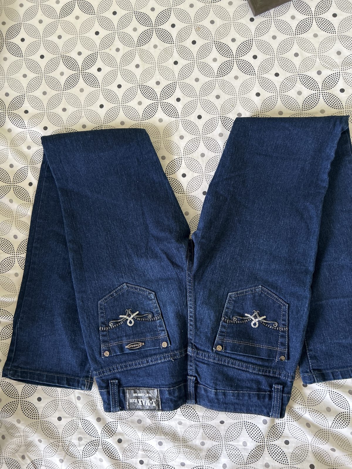 Jean brut bleu foncé avec détails brodés aux poches