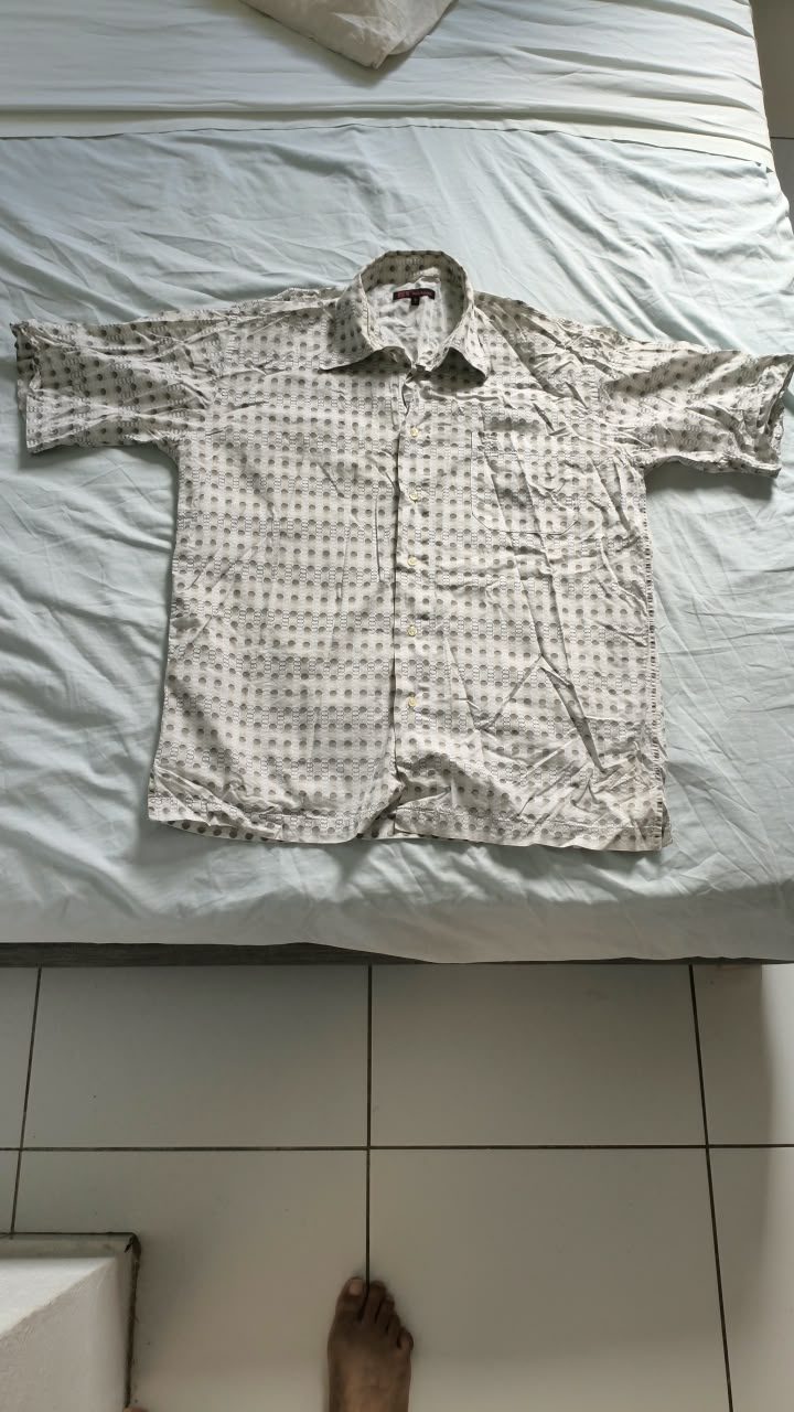 Chemise claire petits motifs manches courtes L — Guadeloupe