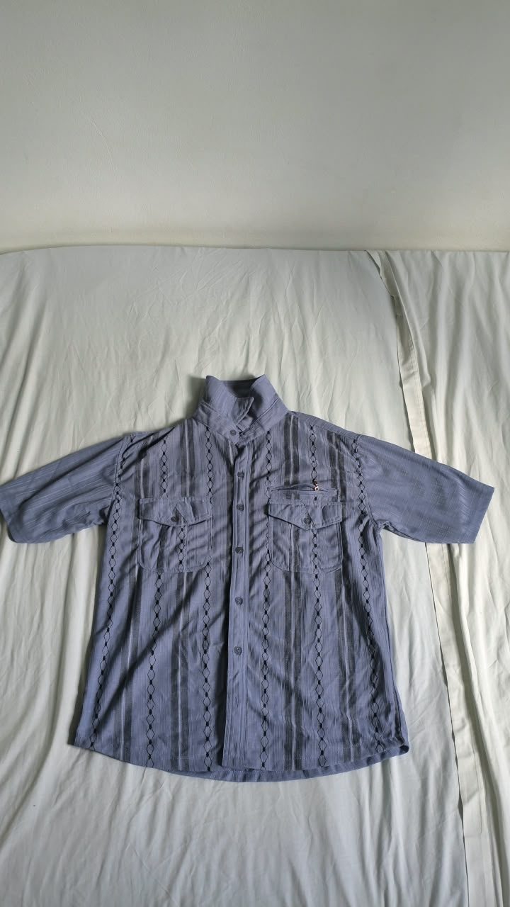 Chemise bleue à motifs verticaux, manches courtes — L — Guadeloupe
