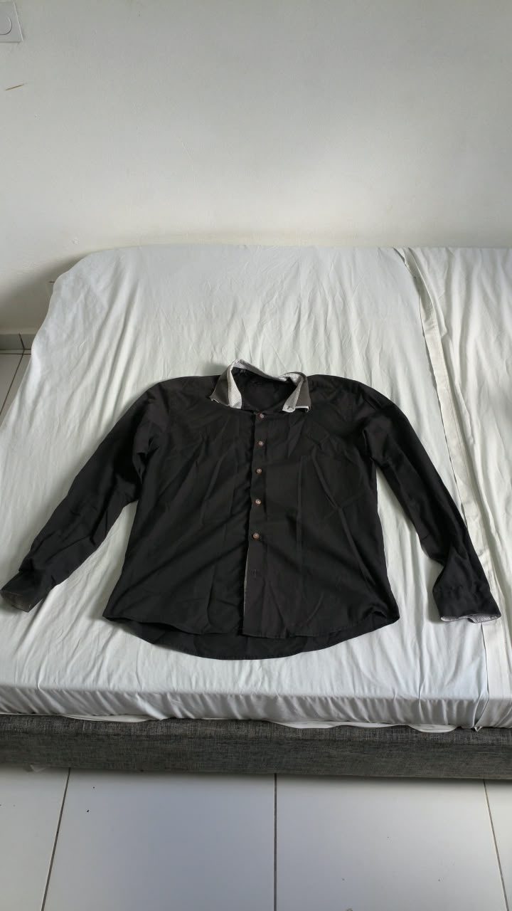 Chemise noire à col contrastant, manches longues — L — Guadeloupe