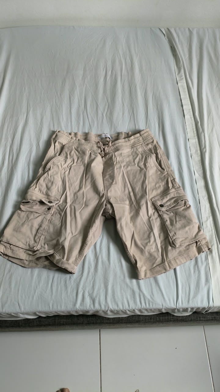 Bermuda cargo beige à poches latérales — 48