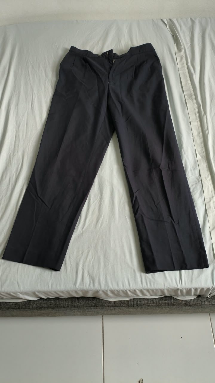 Pantalon foncé à coupe droite — 44 — Guadeloupe