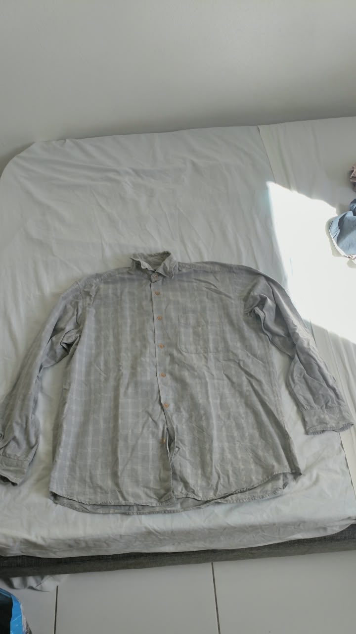 Chemise grise à carreaux discrets, manches longues — L — Guadeloupe